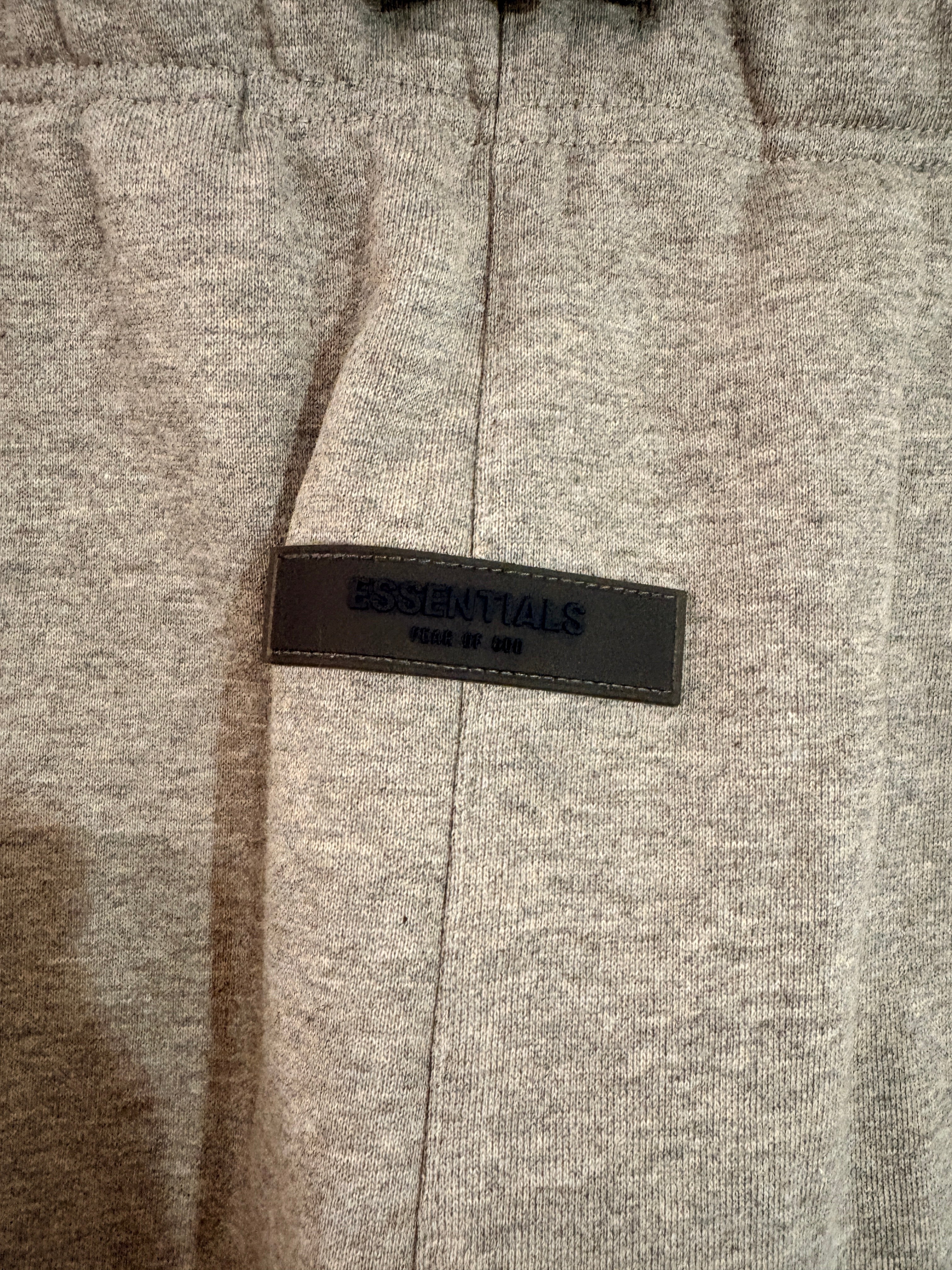 Pantalon de jogging FASHION SC Fear of God ESSENTIALS en molleton gris chiné Dark Oatmeal avec étiquette logo noire