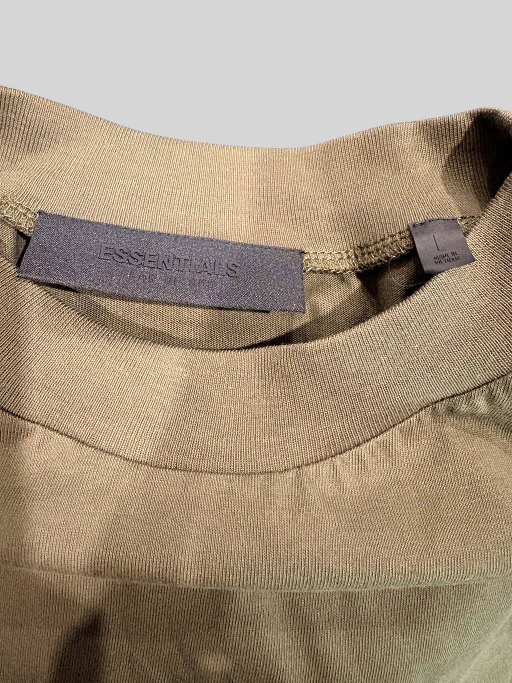 Col rond côtelé en coton kaki FASHION SC Fear of God ESSENTIALS avec étiquette de taille L cousue au col