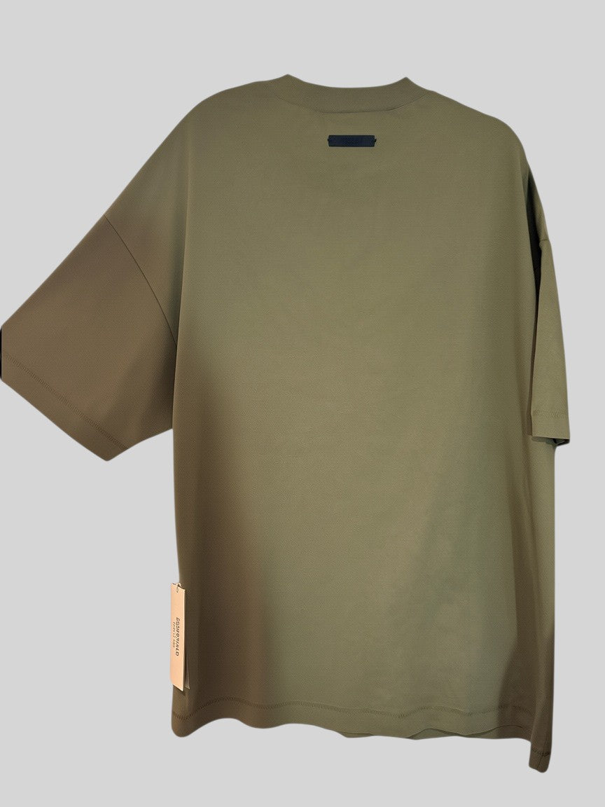 Dos du t-shirt Fear of God ESSENTIALS kaki en jersey de coton avec patch au col et étiquette neuve