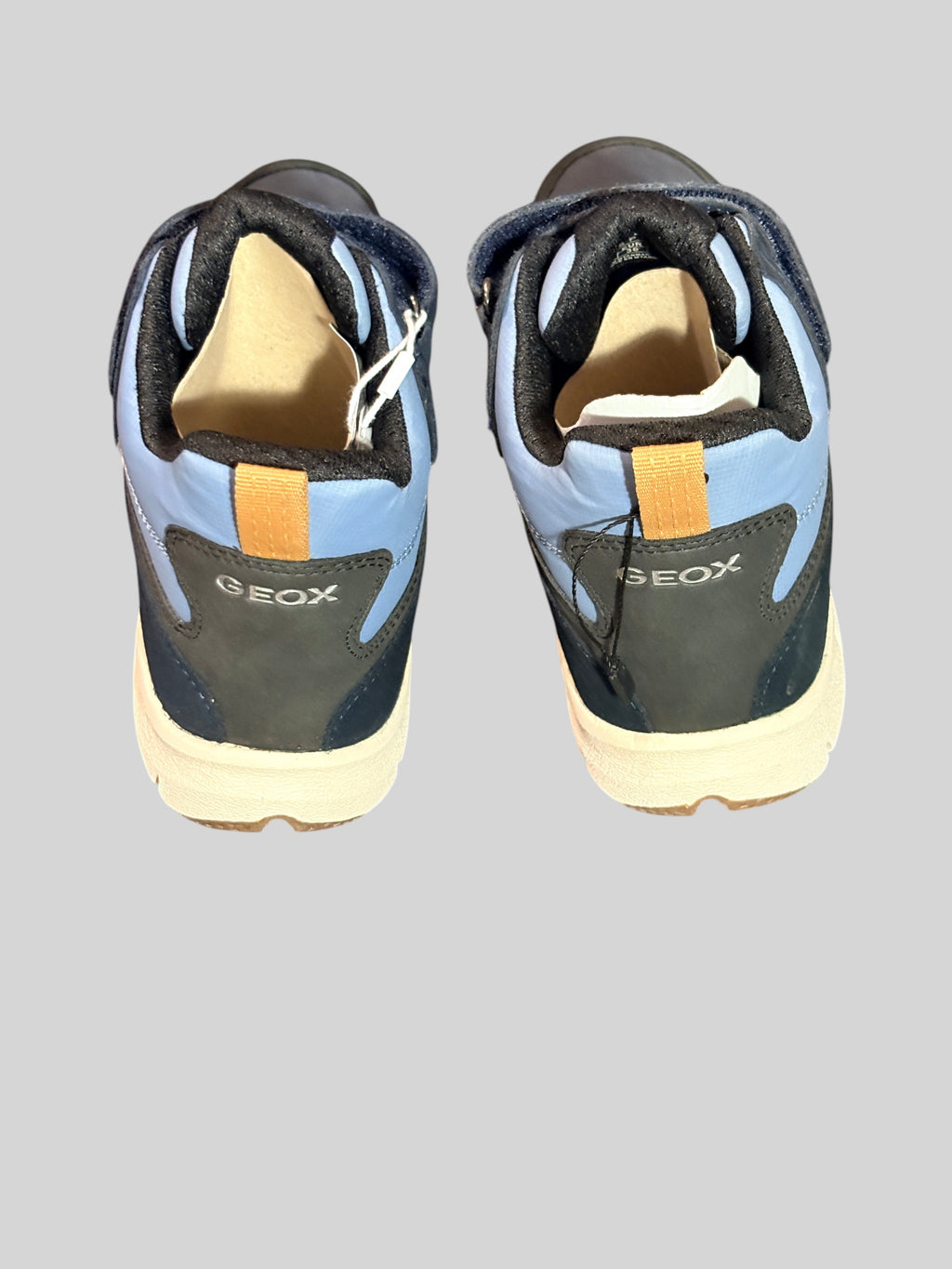 Vue arrière des baskets montantes FASHION SC Geox J Flexyper Boy B ABX imperméables bleu marine et bleu clair