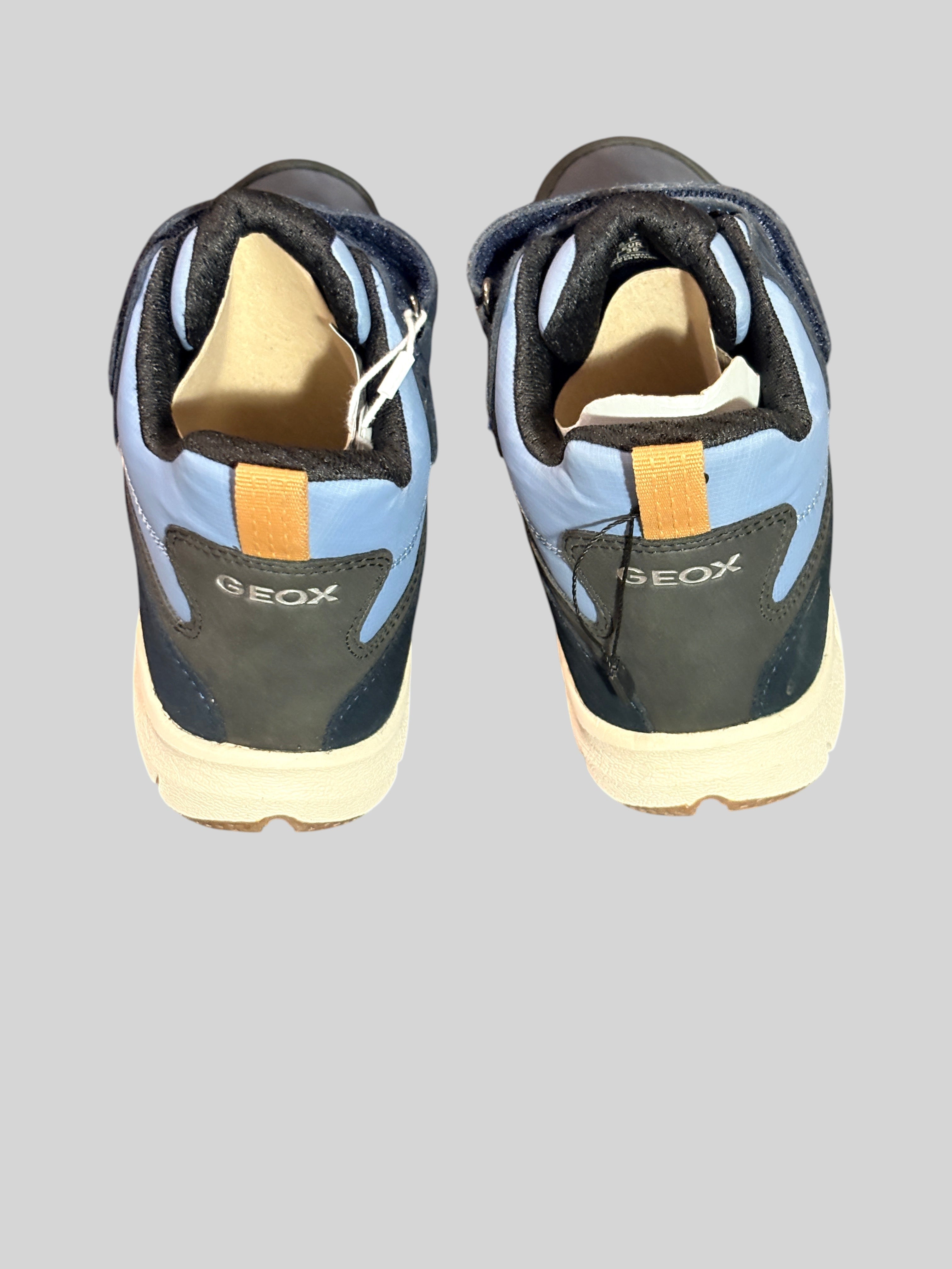 Vue arrière des baskets montantes FASHION SC Geox J Flexyper Boy B ABX imperméables bleu marine et bleu clair