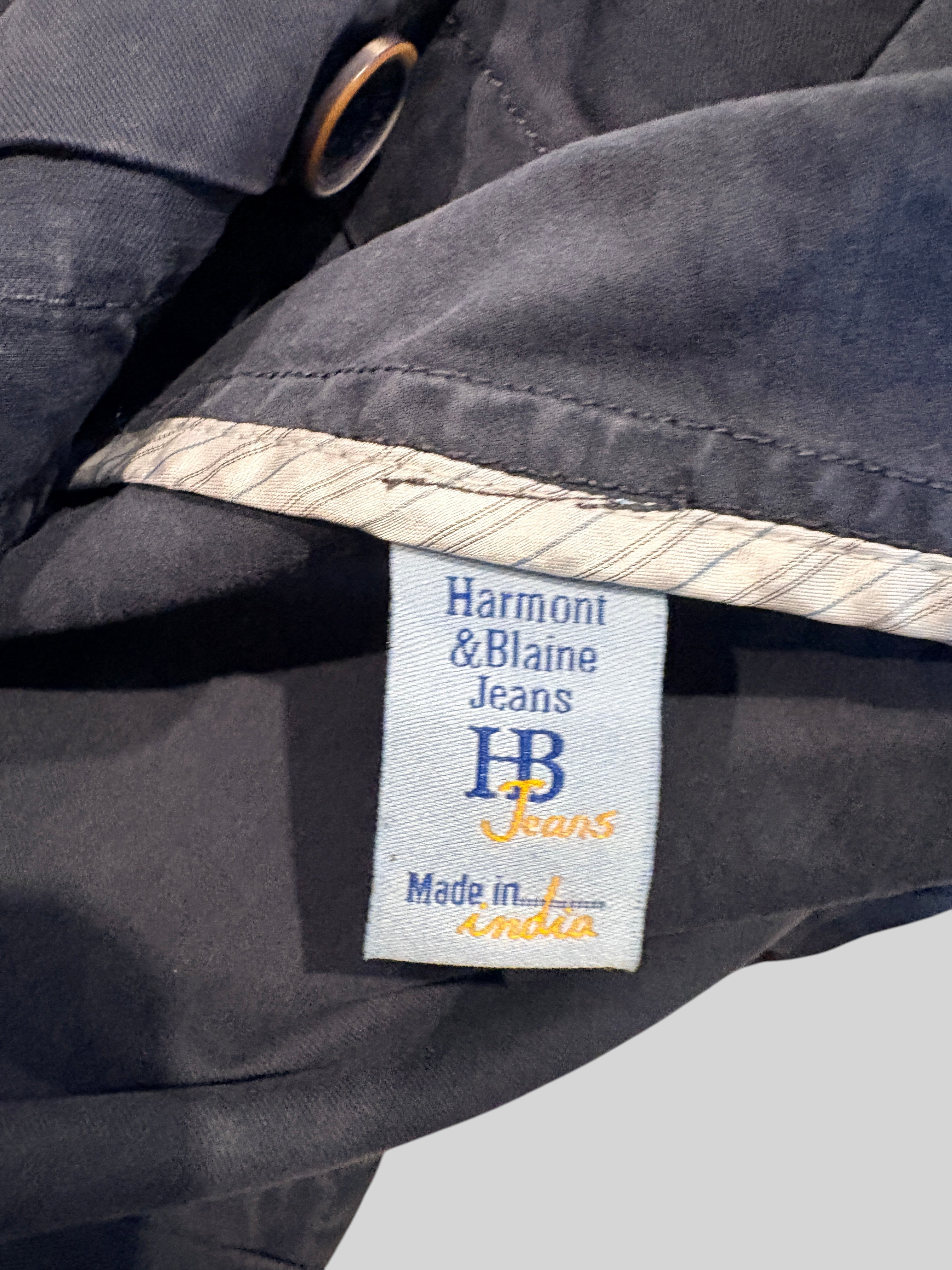Étiquette de marque Harmont & Blaine Jeans sur une veste légère bleu marine FASHION SC