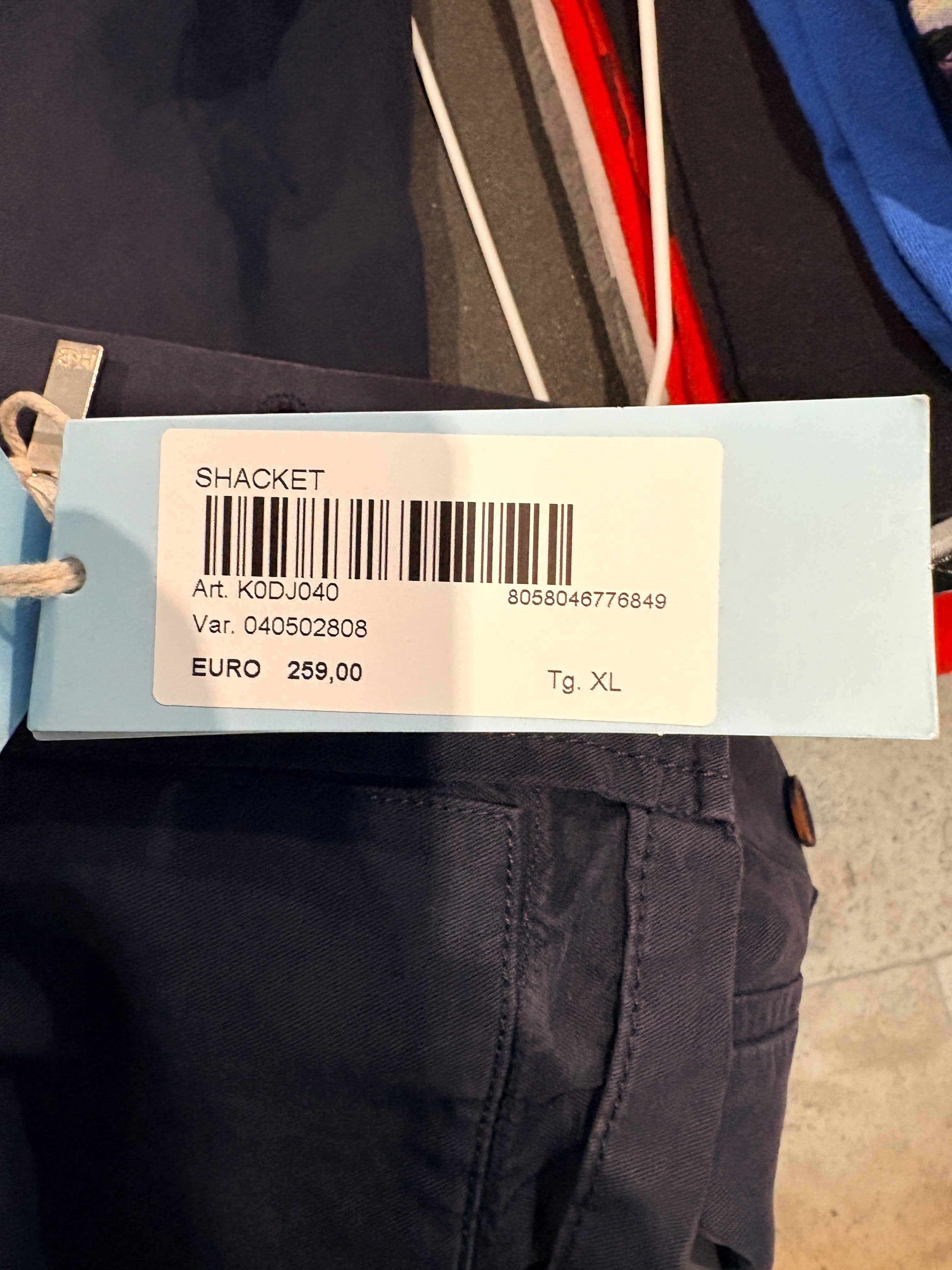 Étiquette de prix FASHION SC sur une veste légère bleu marine Harmont & Blaine Jeans taille XL