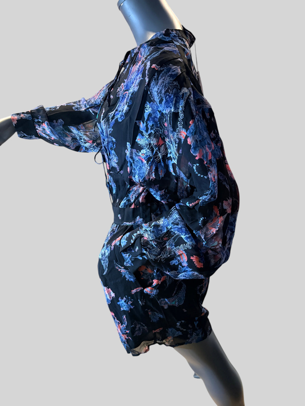 Combinaison-short FASHION SC IRO Primrose en viscose noire à imprimé floral bleu et corail, vue de profil