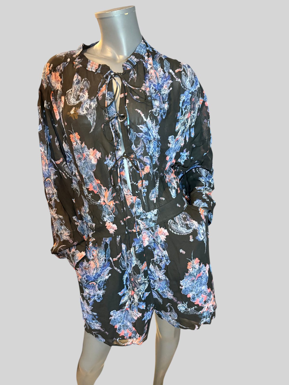 Combinaison-short FASHION SC IRO Primrose noire à imprimé floral bleu et corail avec manches longues et liens