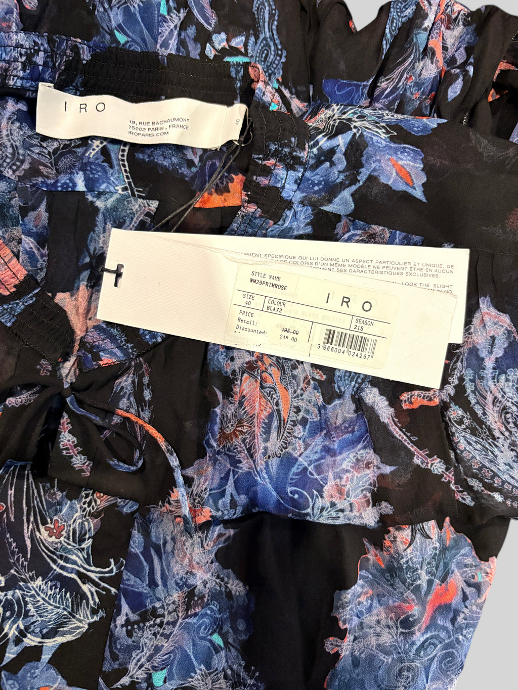 Etiquette de prix et marque IRO Paris sur une combinaison-short Primrose en viscose à imprimé floral bleu et noir