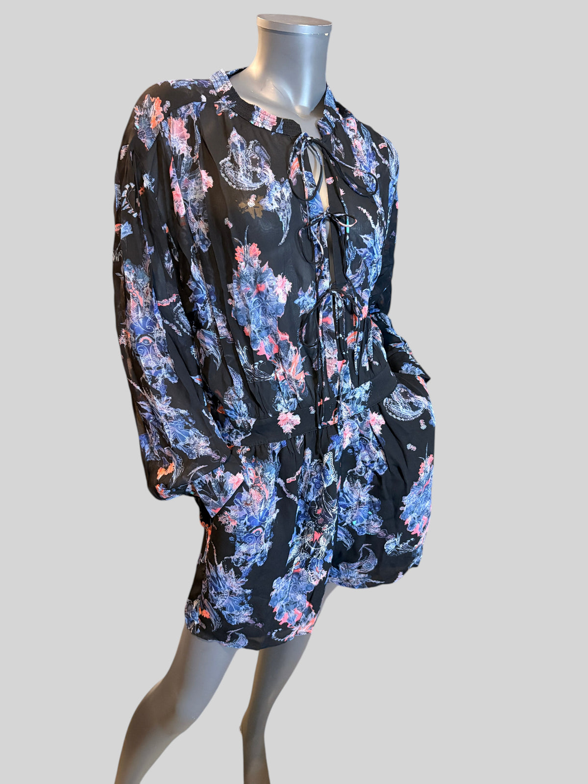 Combinaison-short FASHION SC IRO Primrose noire à imprimé floral bleu et corail avec manches longues et liens