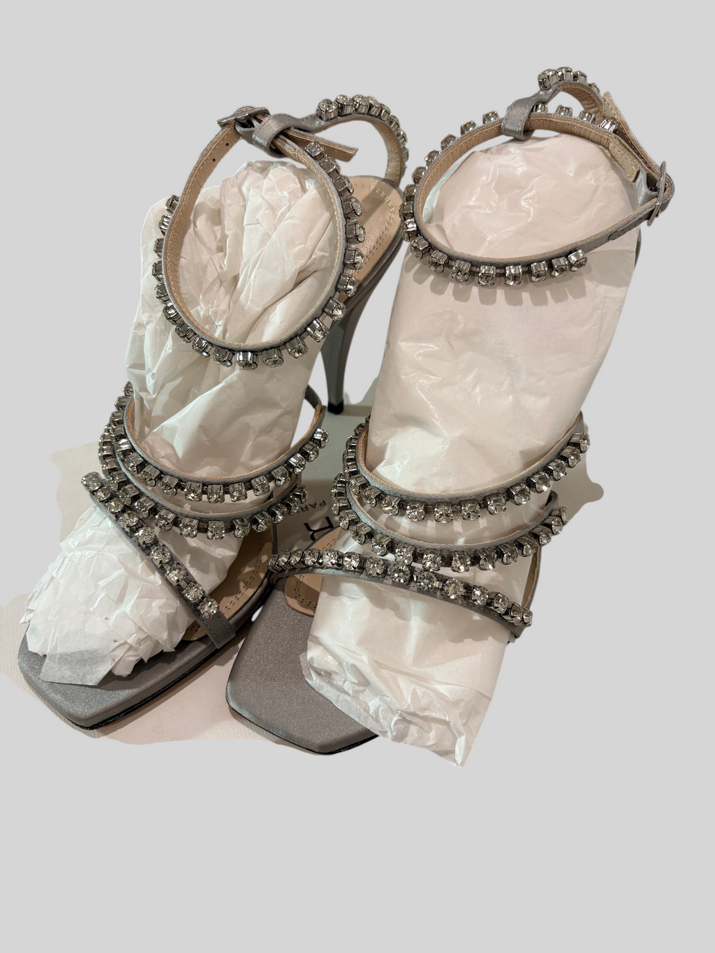 Sandales FASHION SC IRO Paris Hera en satin gris oyster avec brides ornées de cristaux et talon évasé