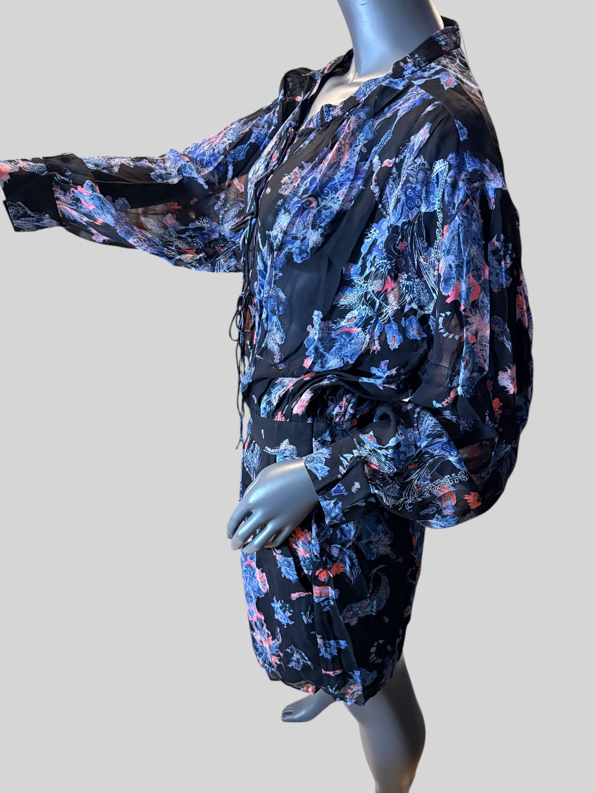 Combinaison-short FASHION SC IRO Primrose noire à imprimé floral bleu et rose, manches longues et détails plissés