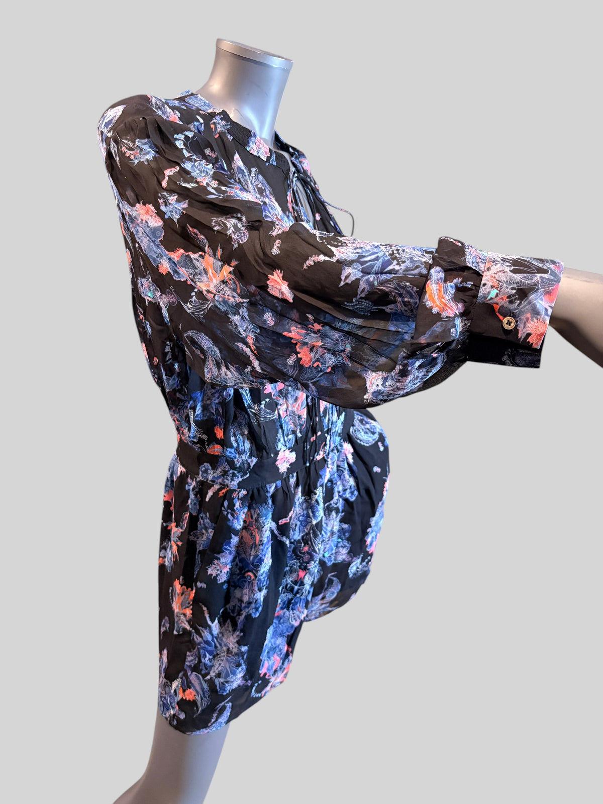 Combinaison-short FASHION SC IRO Primrose noire à imprimé floral bleu et rose, manches longues et taille marquée