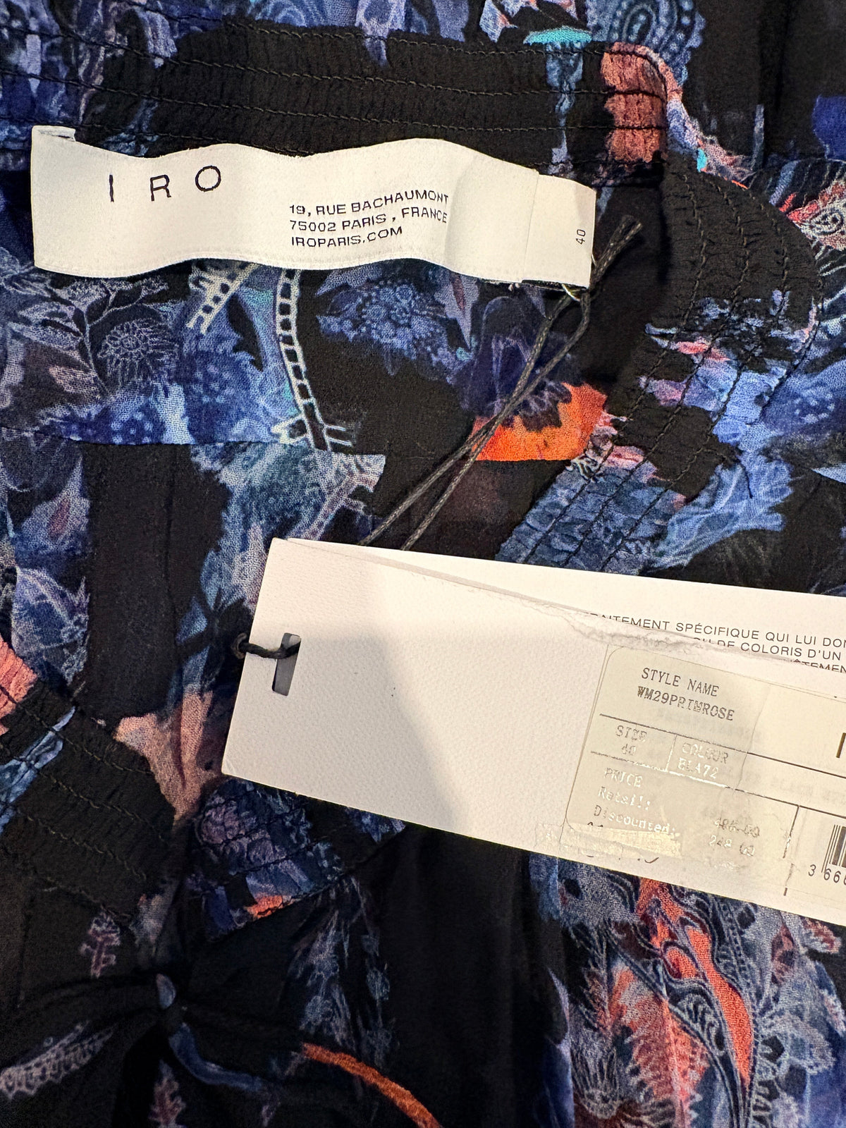 Étiquette de marque FASHION SC sur combinaison-short IRO Primrose en viscose noire à motif floral bleu et corail