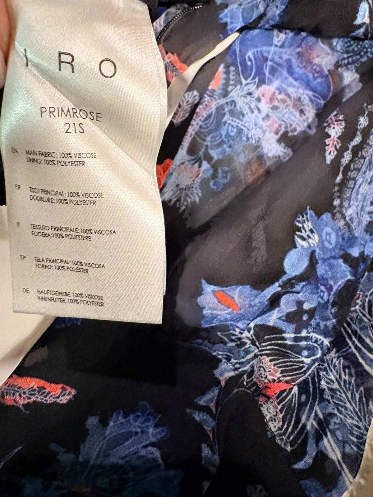 Étiquette de composition FASHION SC sur la combinaison-short IRO Primrose en viscose à motif floral bleu et noir