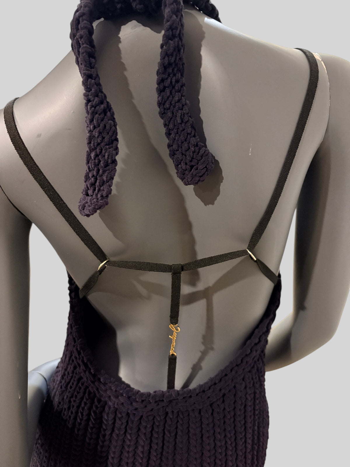 Mini-robe dos nu FASHION SC Jacquemus La Robe Nuvola en maille bouclée noire avec bretelles à nouer et logo doré