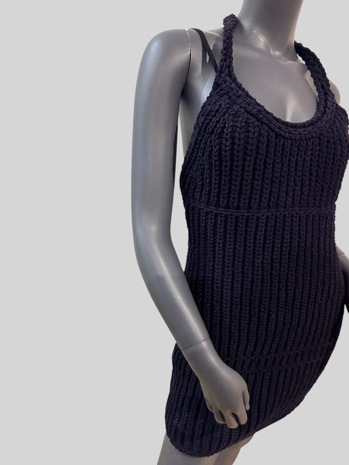 Mini-robe noire FASHION SC Jacquemus La Robe Nuvola en maille bouclée ajourée avec dos nu et bretelles à nouer
