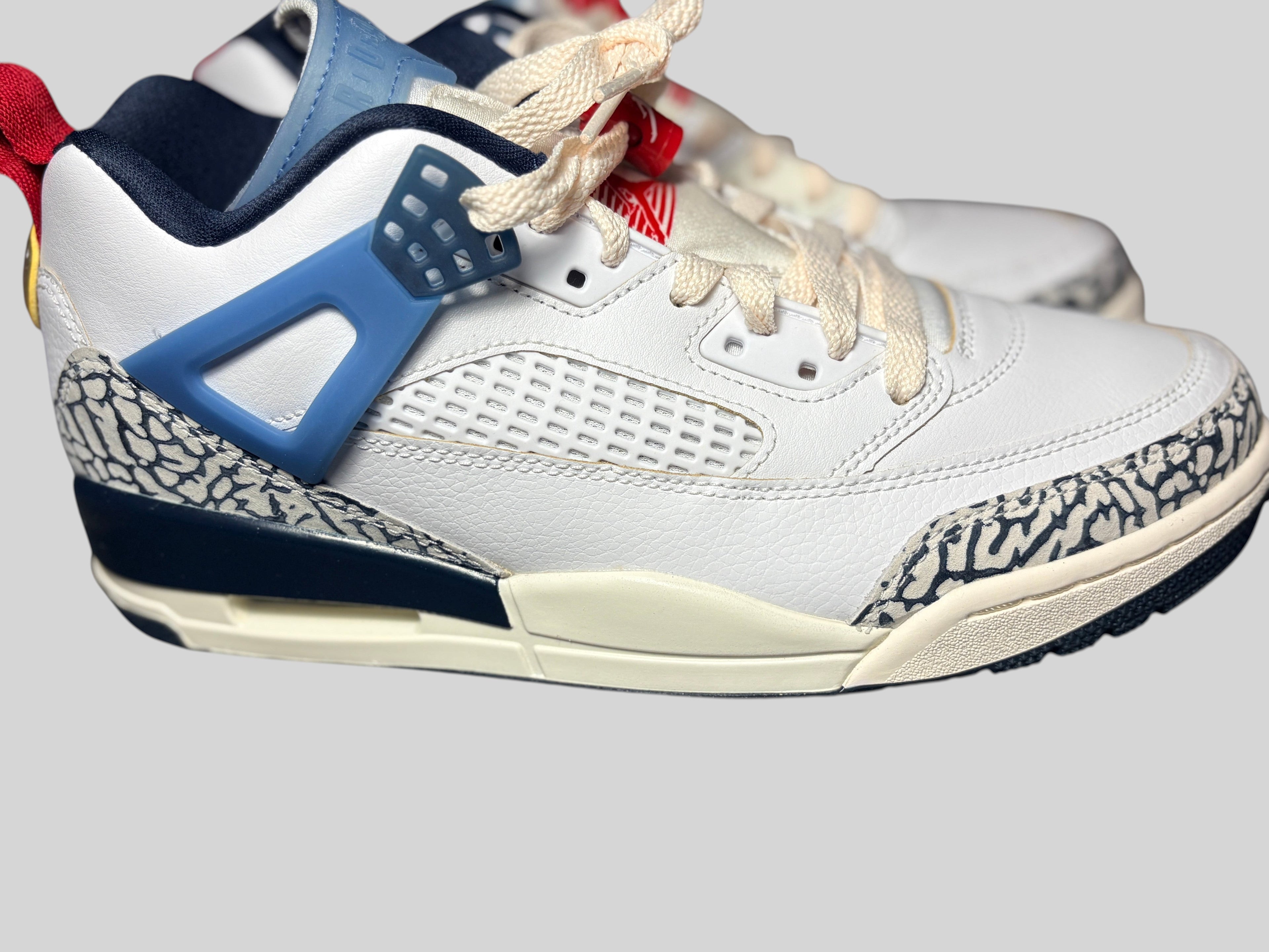 Baskets FASHION SC Jordan Spizike Low blanches avec détails bleu marine, bleu-gris, rouge et imprimé elephant print