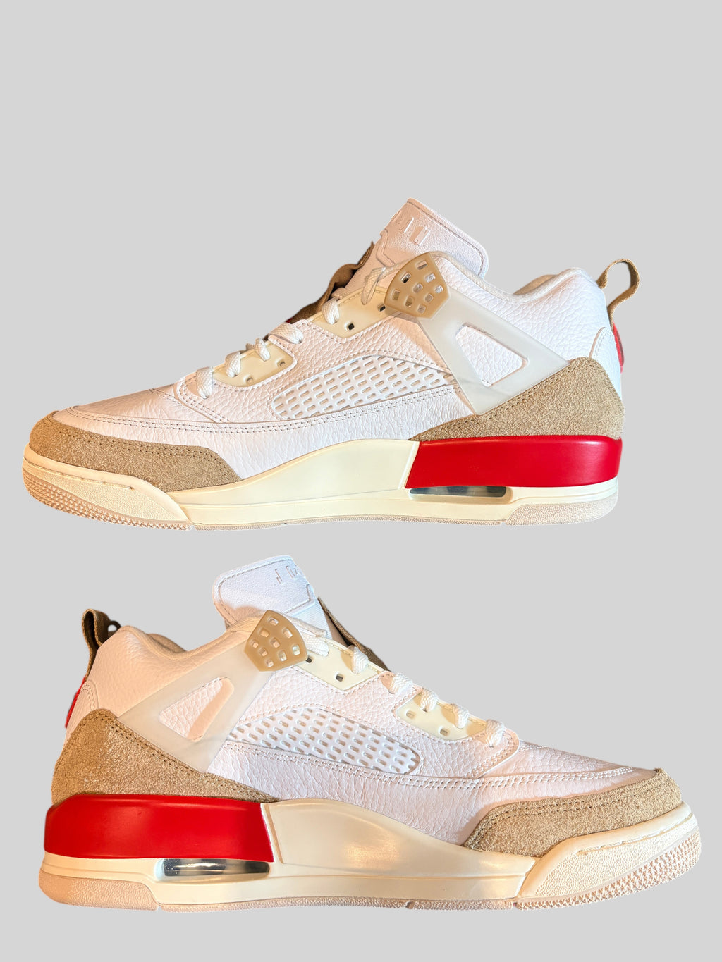 Baskets FASHION SC Jordan Spizike Low blanches avec détails camouflage désert, accents rouge feu et semelle sail