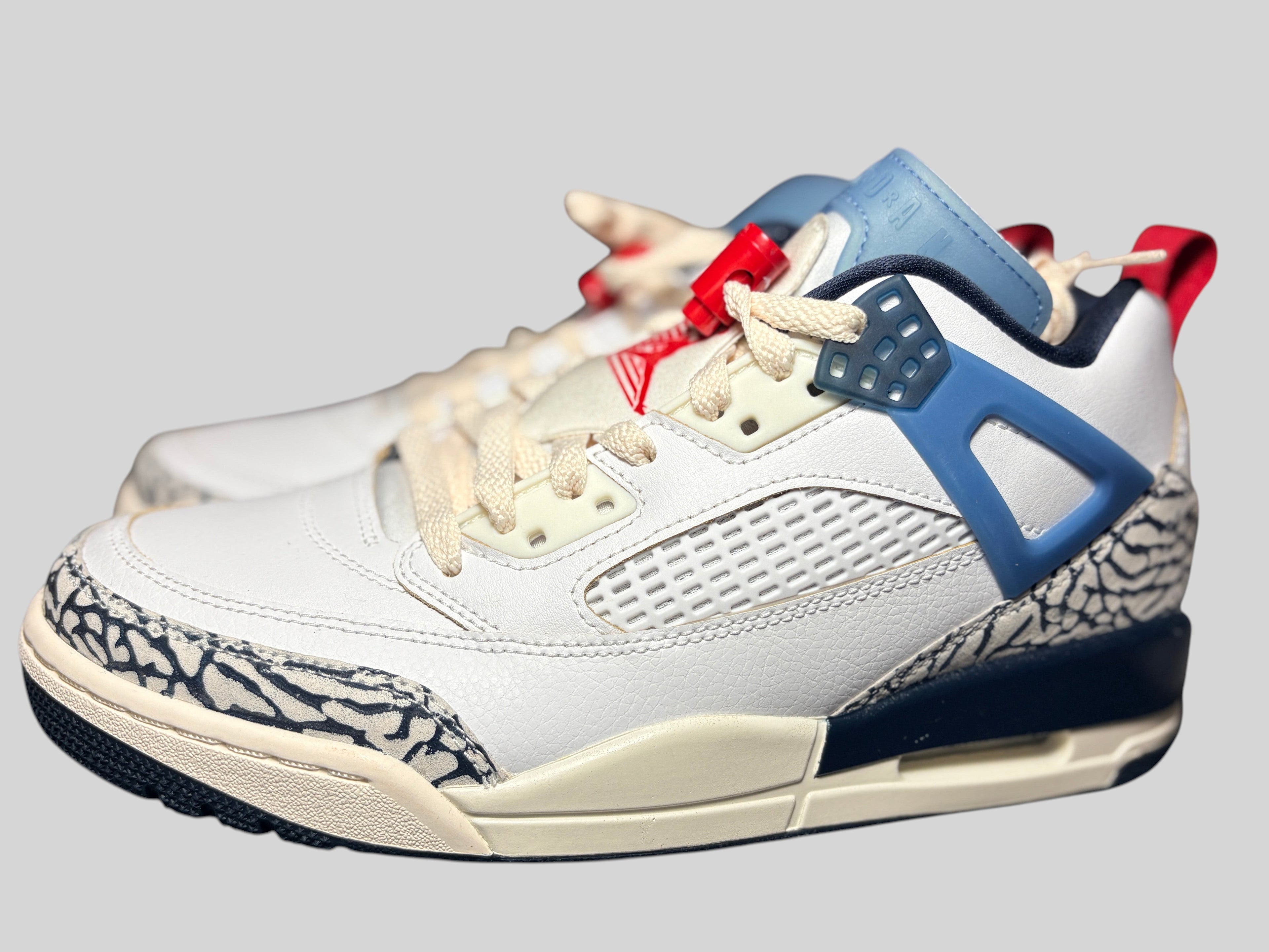 Baskets FASHION SC Jordan Spizike Low blanches avec détails bleu marine, rouge et imprimé elephant print iconique