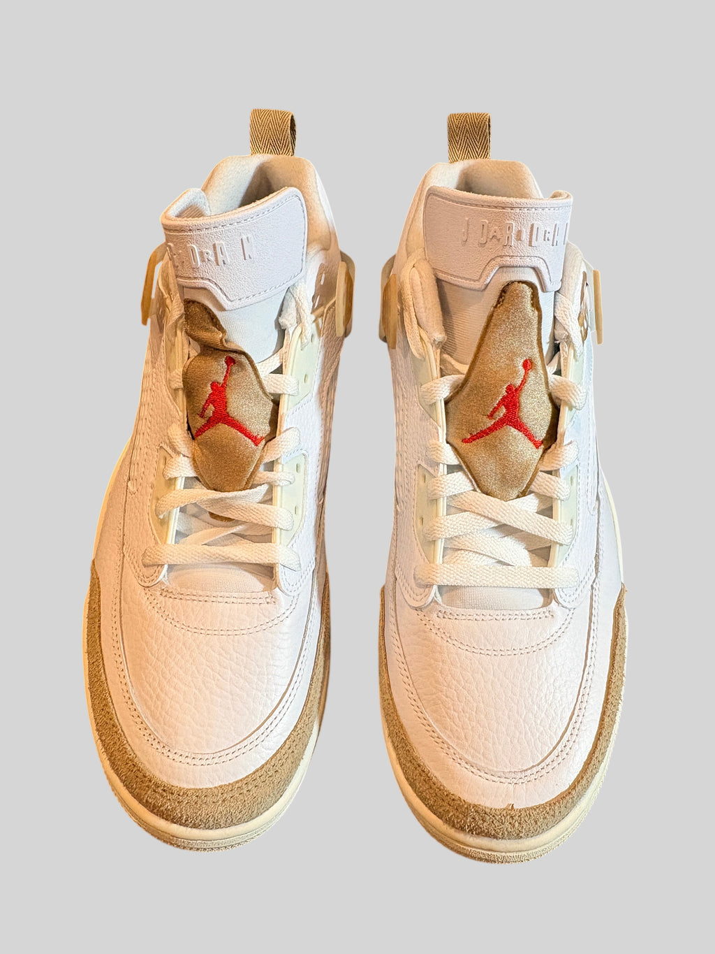 Baskets FASHION SC Jordan Spizike Low blanches avec détails camouflage désert et logo Jumpman rouge sur la languette