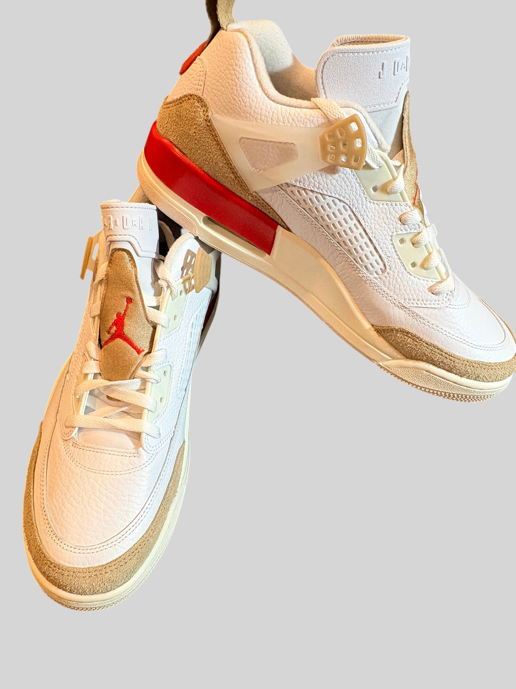 Baskets FASHION SC Jordan Spizike Low blanches avec détails camouflage désert, accents rouge feu et semelle sail