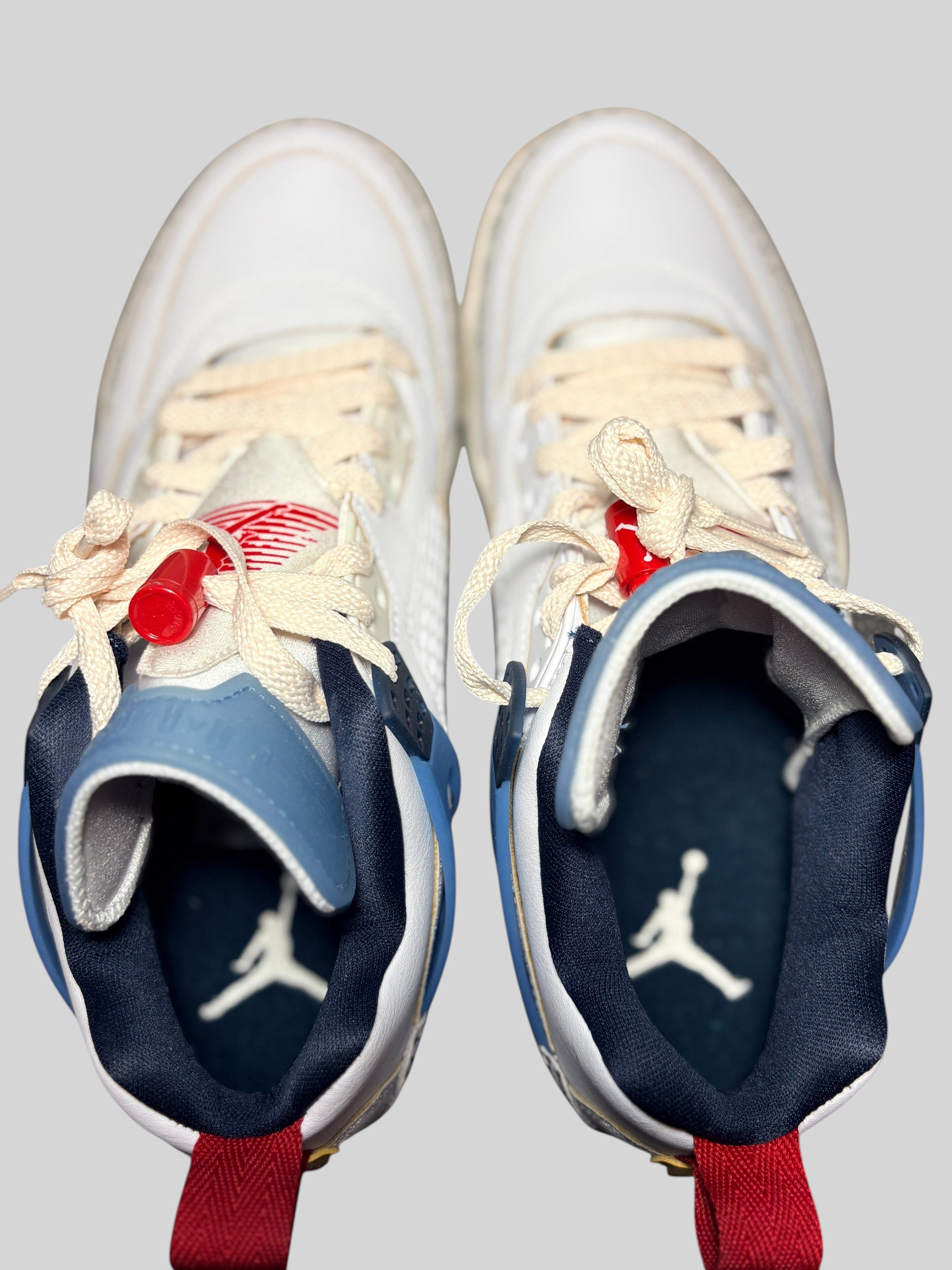 Vue de dessus des baskets FASHION SC Jordan Spizike Low blanches avec détails bleu marine, bleu-gris et rouge