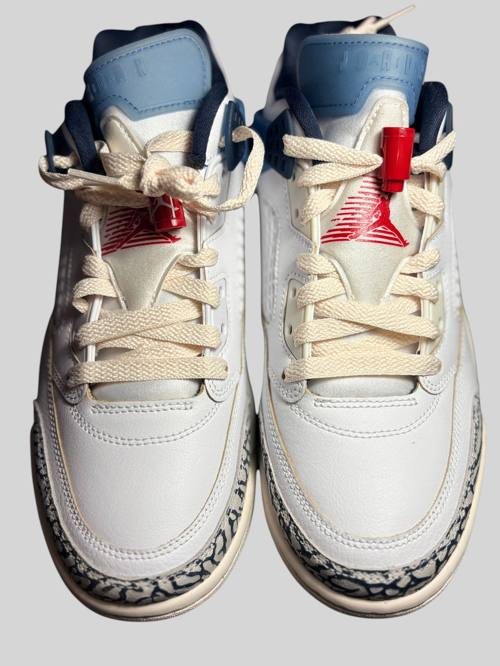 Baskets FASHION SC Jordan Spizike Low blanches avec détails bleu marine, bleu-gris et imprimé éléphant iconique