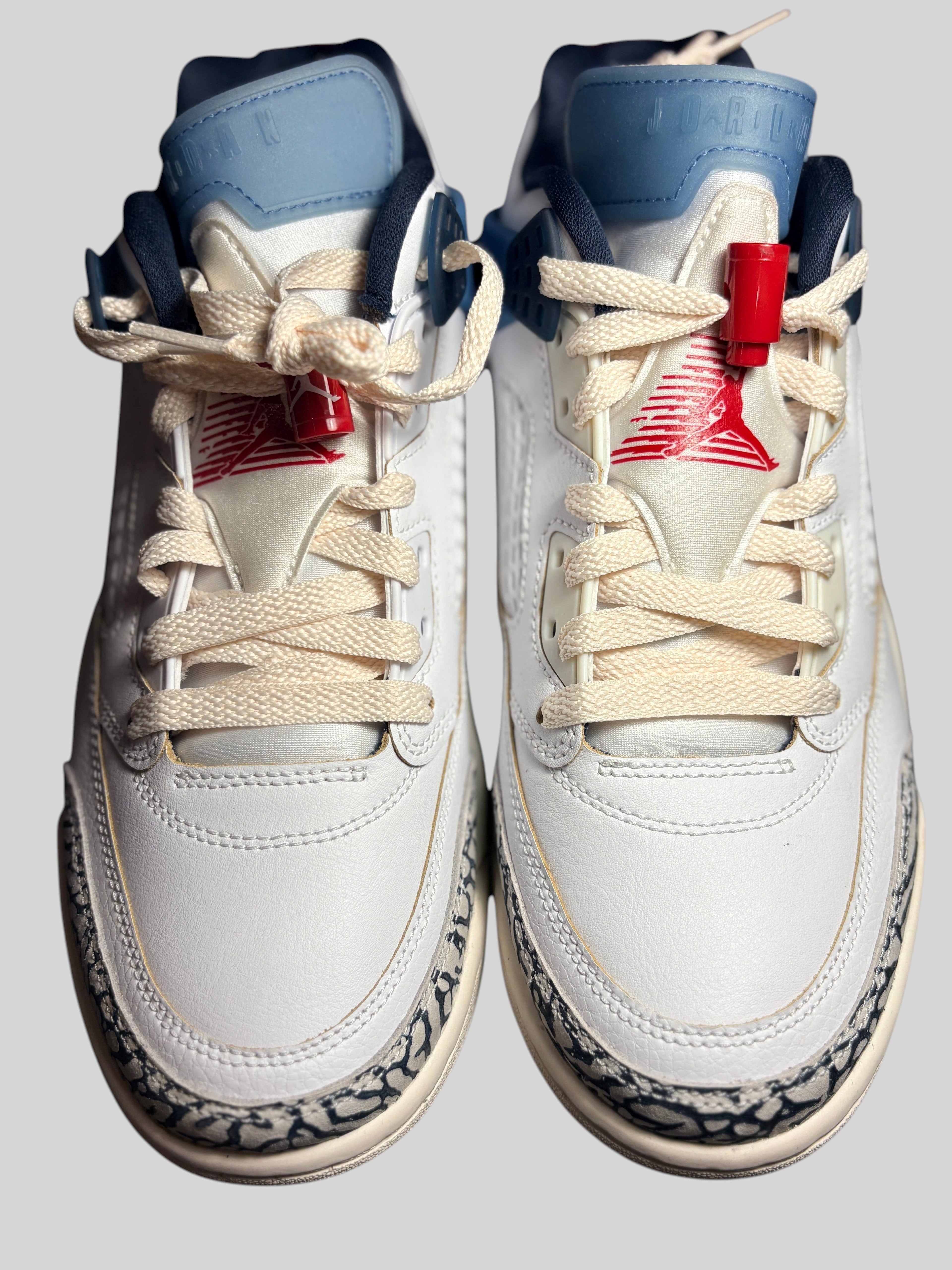 Baskets FASHION SC Jordan Spizike Low blanches avec détails bleu marine, bleu-gris et imprimé éléphant iconique