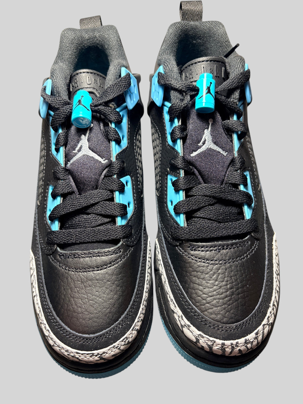 Baskets FASHION SC Jordan Spizike Low GS noires avec détails bleu Gamma et gris Wolf Grey en cuir et textile