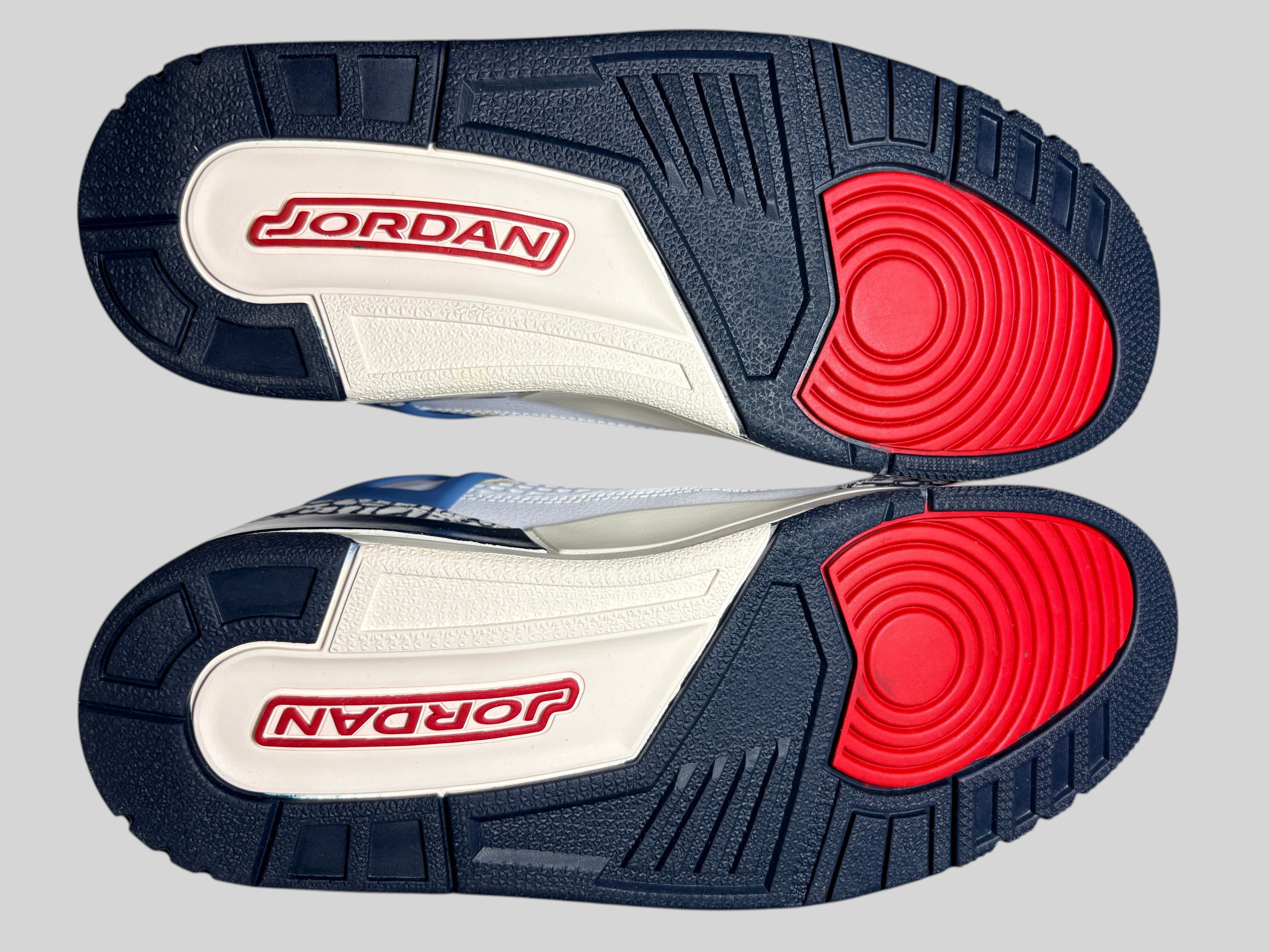 Semelles extérieures en caoutchouc bleu marine et rouge des baskets FASHION SC Jordan Spizike Low