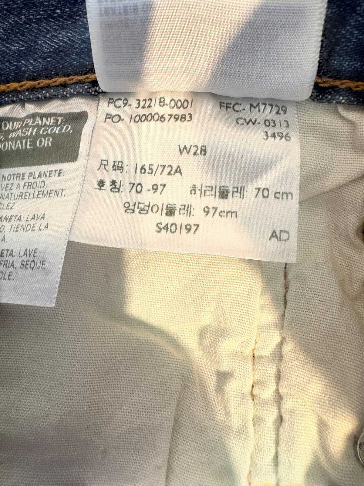 Étiquette intérieure de composition et taille W28 pour short en jean FASHION SC Levi’s 501