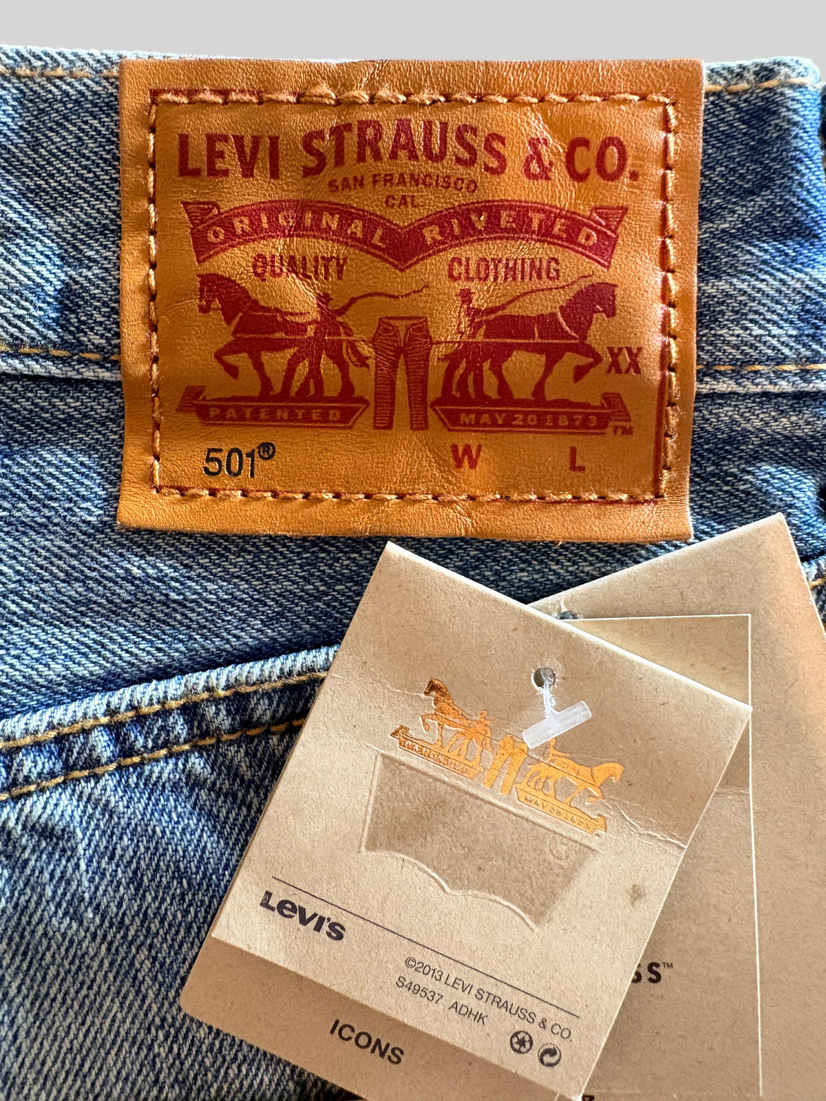 Patch en cuir marron Levi Strauss & Co sur un short en jean bleu FASHION SC avec étiquettes d'origine