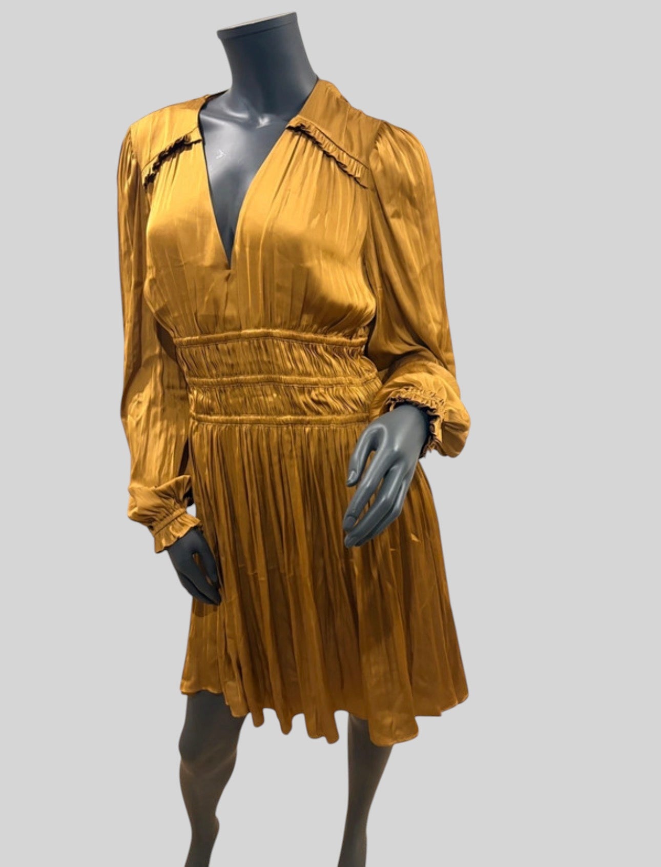 Robe courte dorée FASHION SC Maje Rianne en satin avec détails smockés et volants, idéale pour une cérémonie.