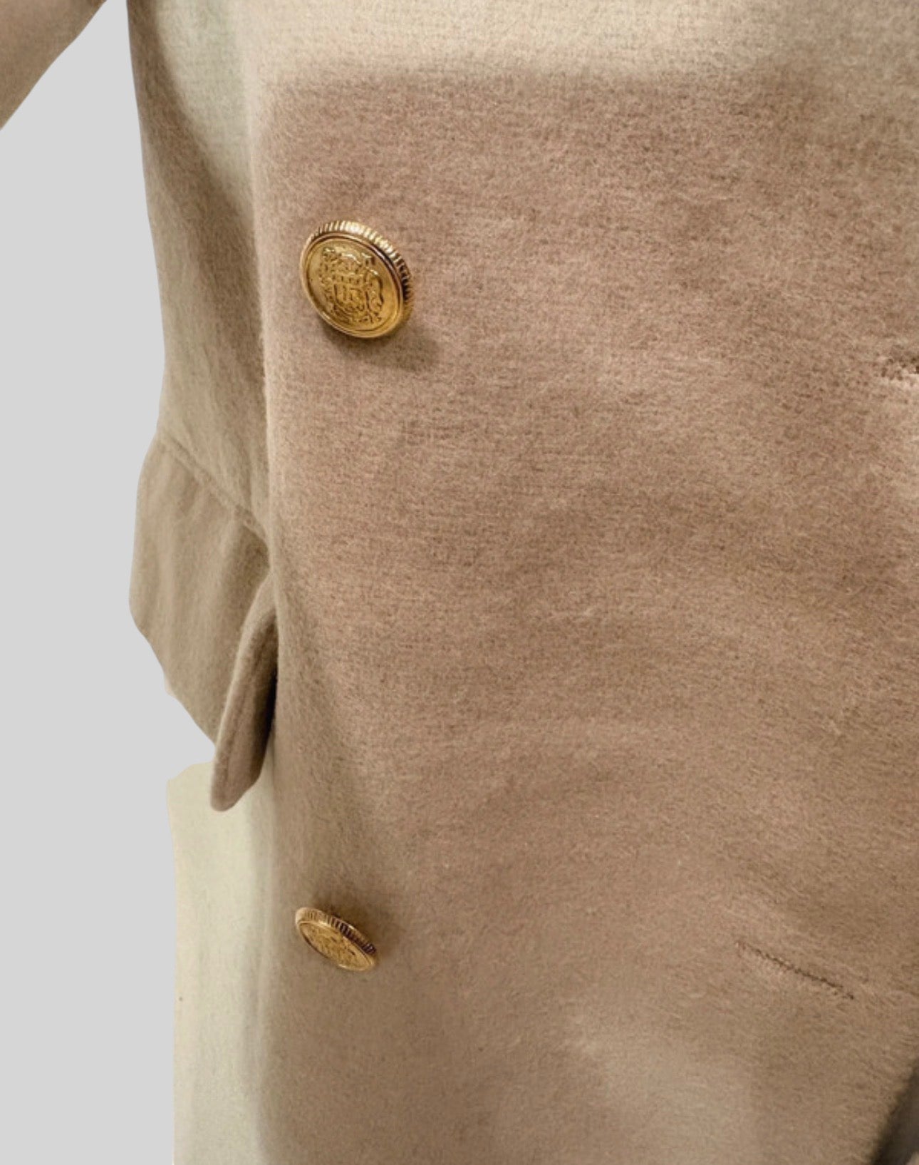 Manteau long beige FASHION SC avec boutons dorés travaillés et tissu mélangé laine