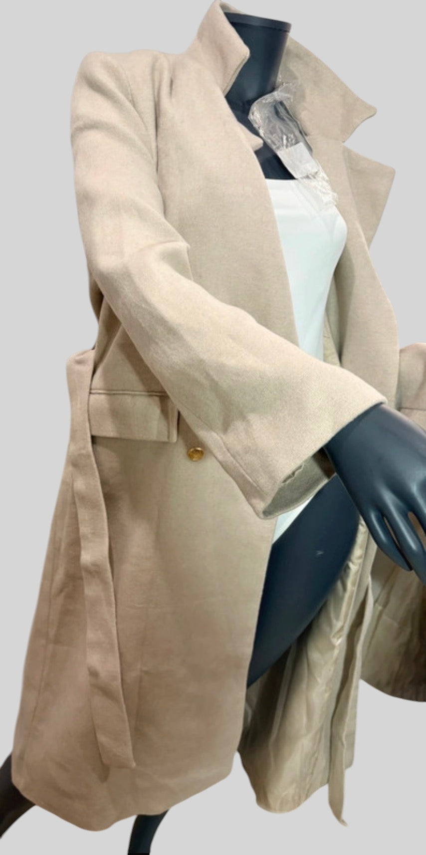 Manteau long beige FASHION SC avec ceinture, boutons dorés et col structuré sur mannequin