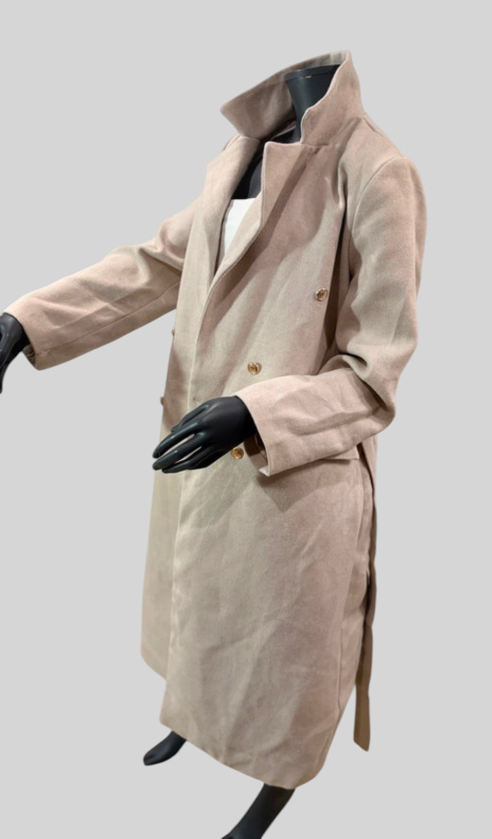 Manteau long beige FASHION SC Trendyol avec boutons dorés, col structuré et ceinture, présenté sur un mannequin.