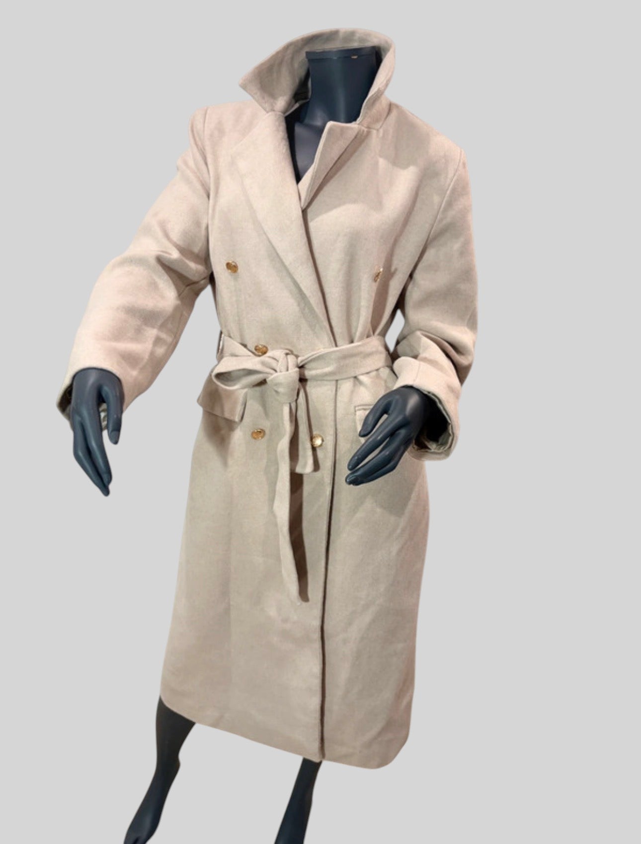 Manteau long beige FASHION SC Trendyol avec ceinture, boutons dorés et col structuré sur mannequin