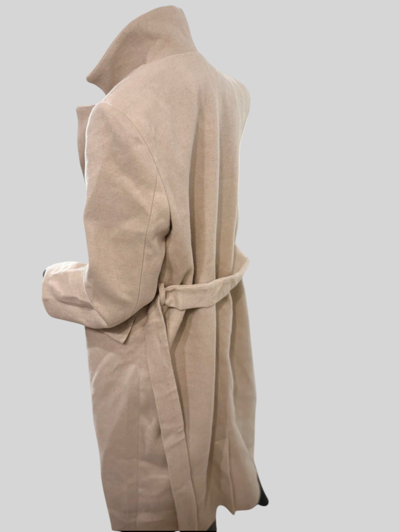 Manteau long beige FASHION SC Trendyol avec ceinture et col structuré, idéal pour l'automne-hiver.
