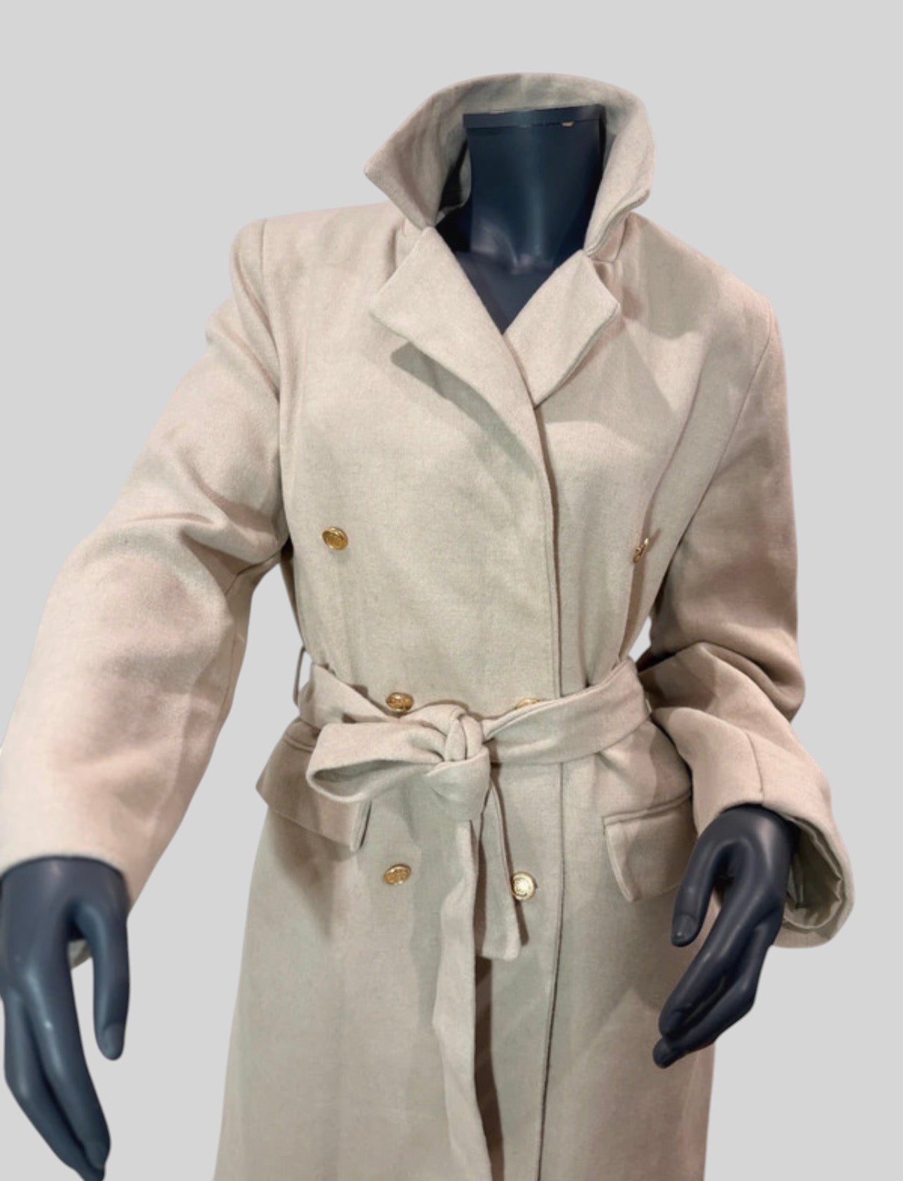 Manteau long beige FASHION SC Trendyol avec ceinture, boutons dorés et col à revers sur mannequin