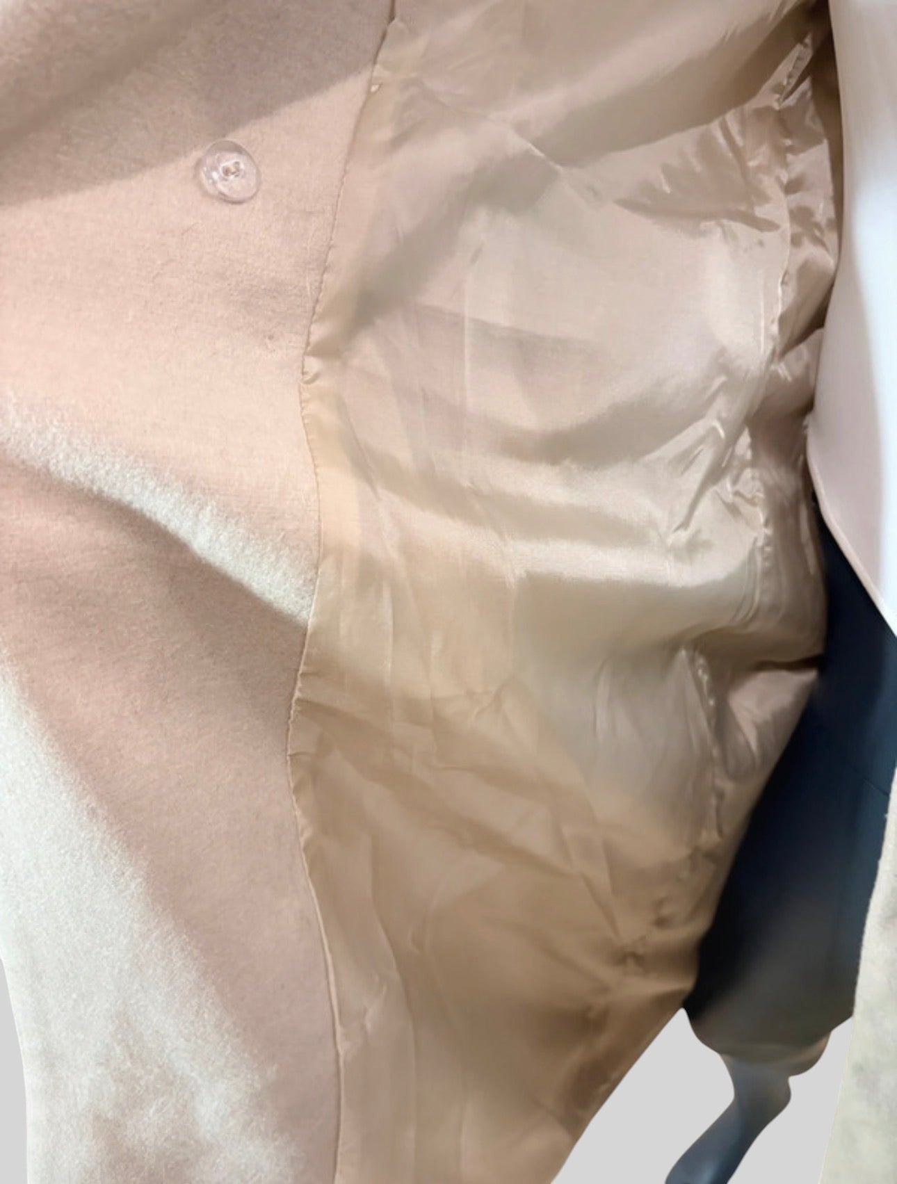 Doublure intérieure beige et tissu en laine du manteau long FASHION SC Trendyol avec bouton apparent