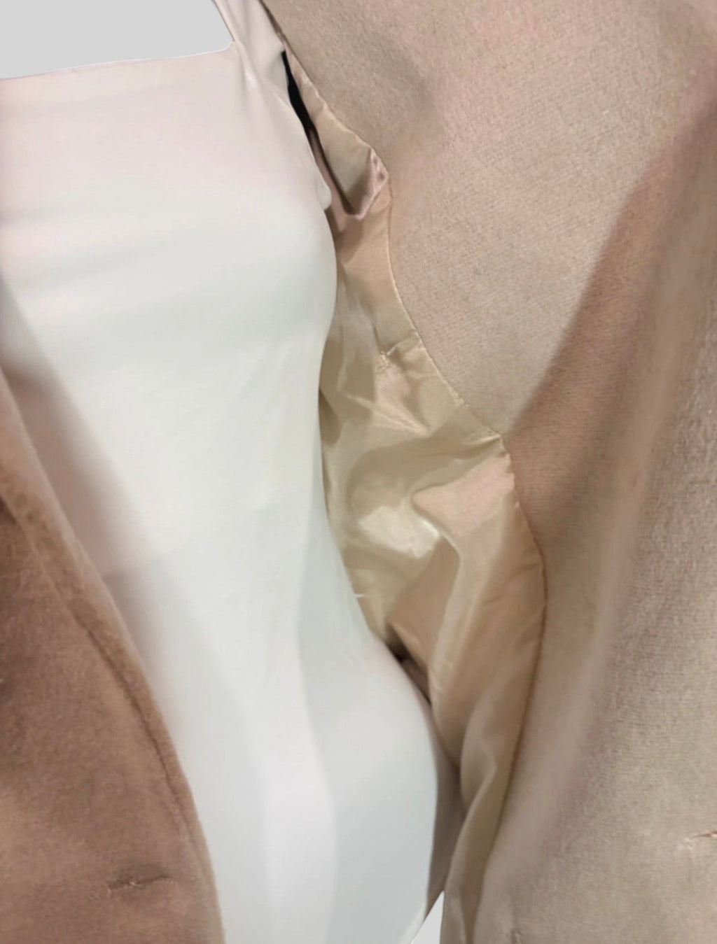 Manteau long beige FASHION SC en mélange de laine avec doublure intérieure satinée, coupe élégante et structurée