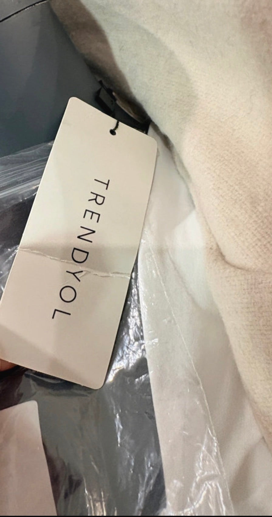 Etiquette de marque Trendyol sur un manteau long beige en laine de la boutique FASHION SC