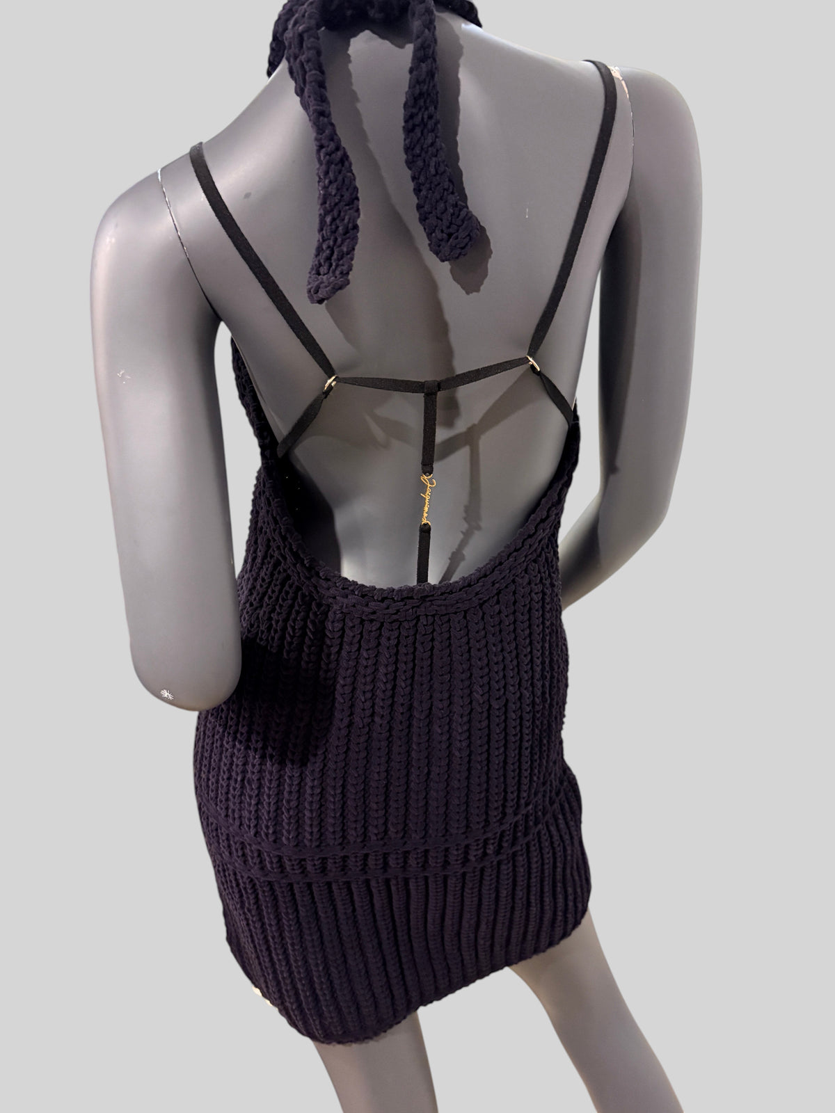 Mini-robe dos nu noire FASHION SC en maille bouclée ajourée avec bretelles à nouer et détail métallique doré au dos