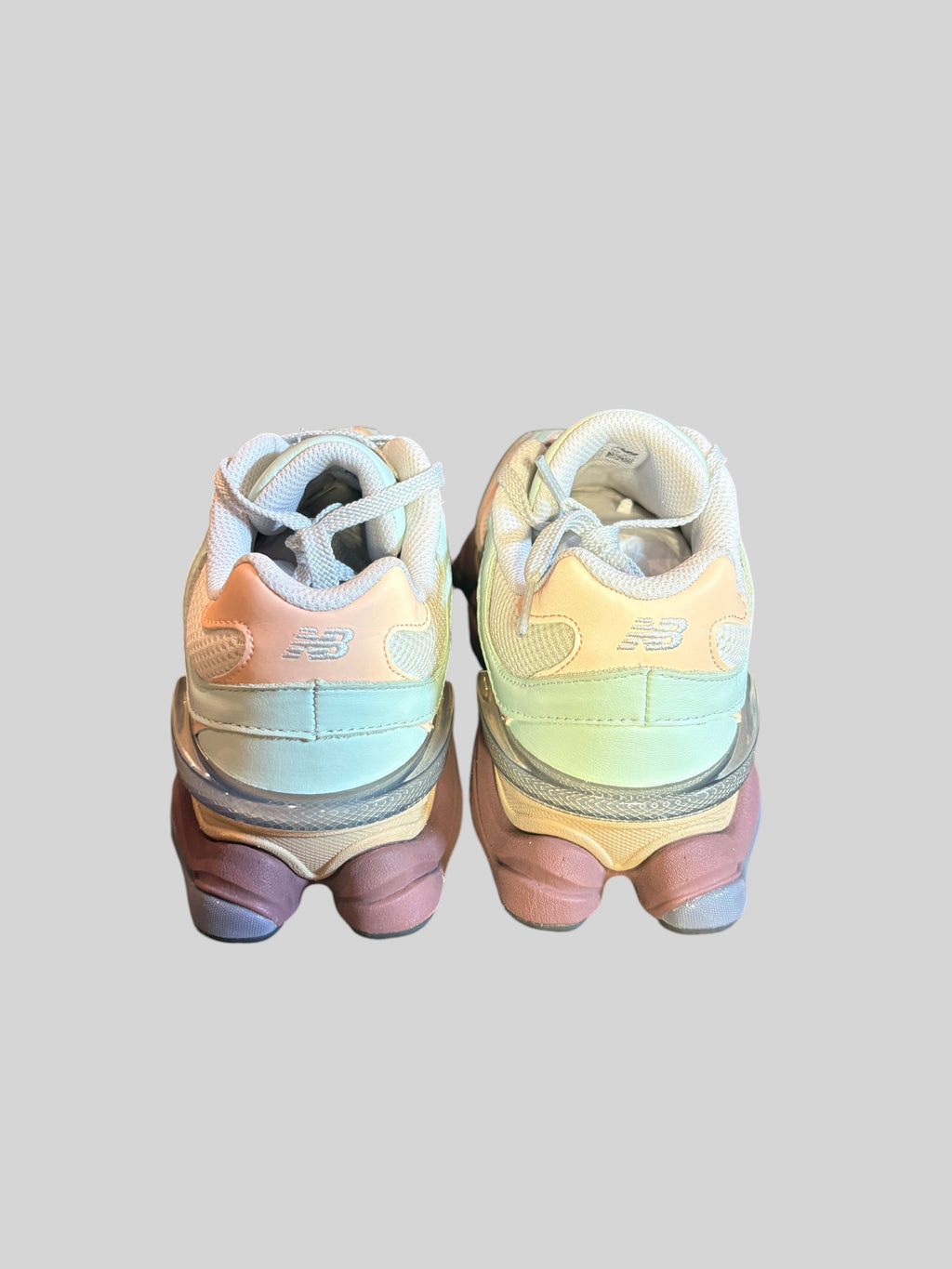 Vue arrière des baskets FASHION SC New Balance 9060 Clay Ash en mesh et suède aux tons pastel et semelle sculptée