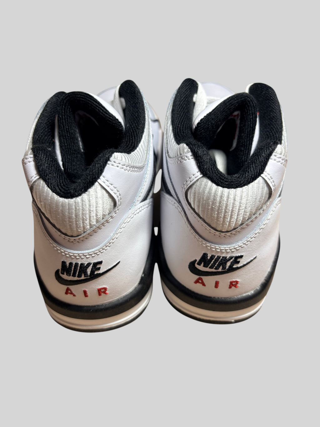 Vue arrière des baskets FASHION SC Nike Air Flight 89 GS en cuir blanc, gris loup et noir avec logo Nike Air brodé
