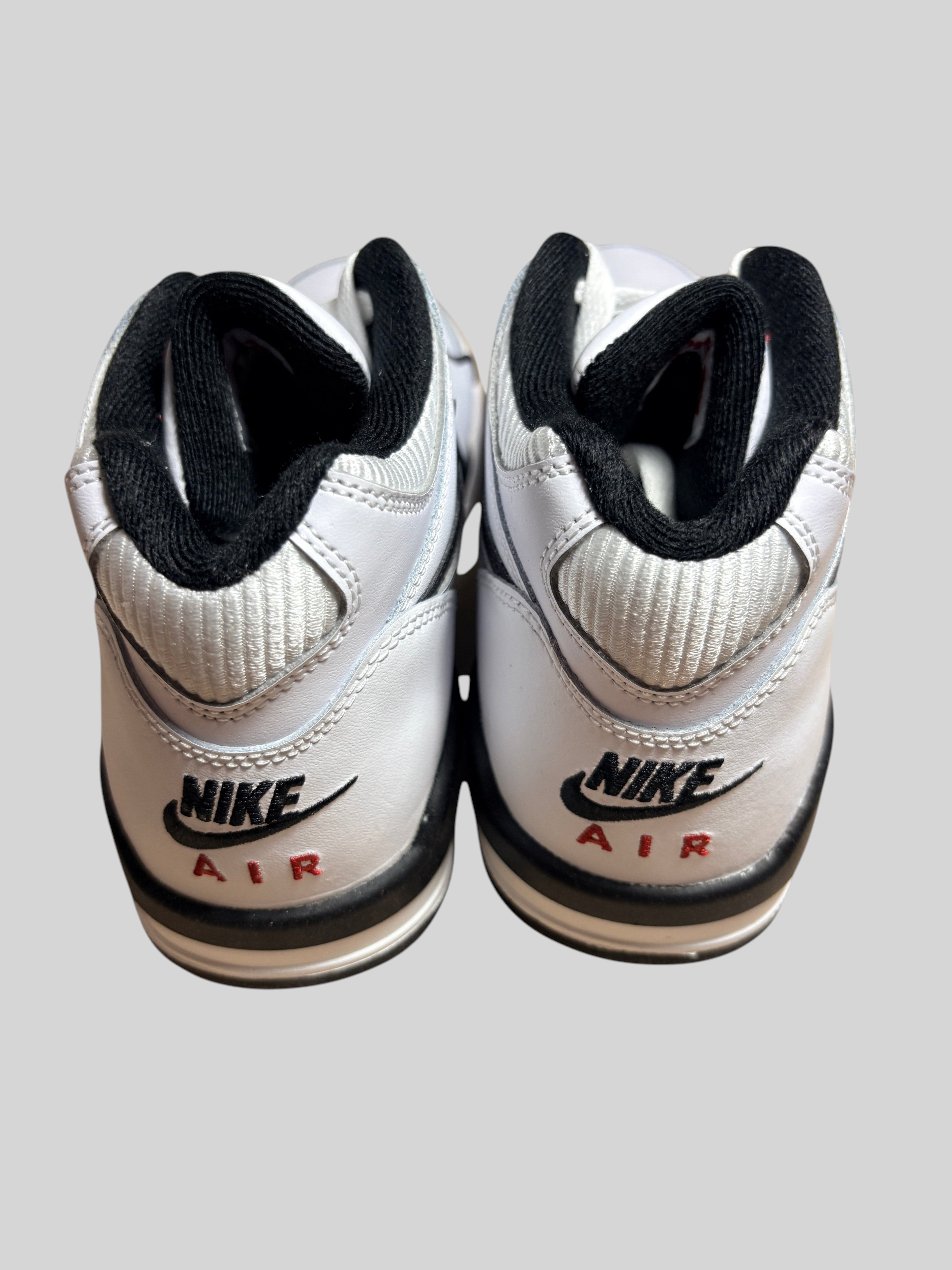 Vue arrière des baskets FASHION SC Nike Air Flight 89 GS en cuir blanc, gris loup et noir avec logo Nike Air brodé