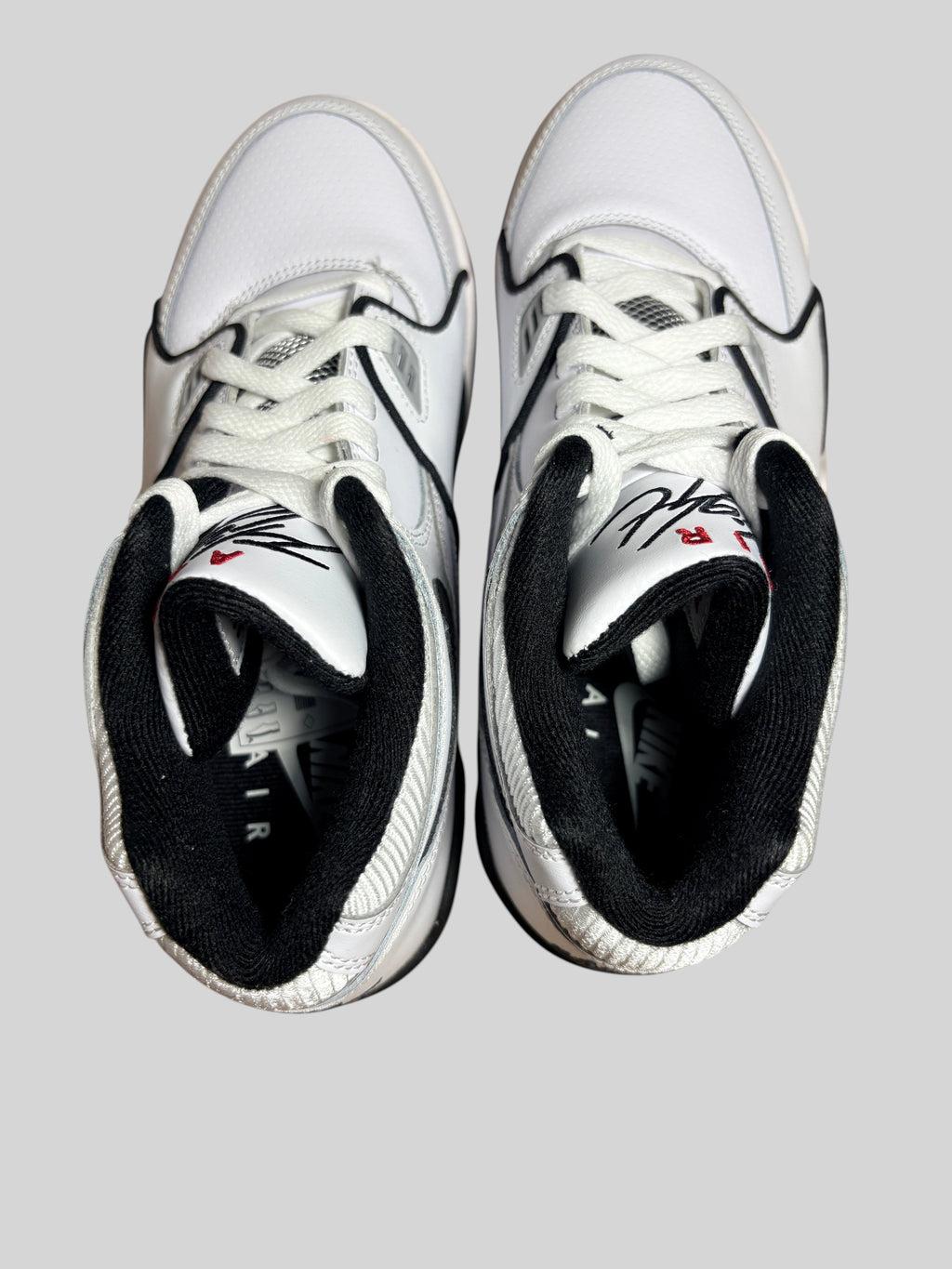 Vue de dessus des baskets FASHION SC Nike Air Flight 89 en cuir blanc avec détails gris loup et noirs