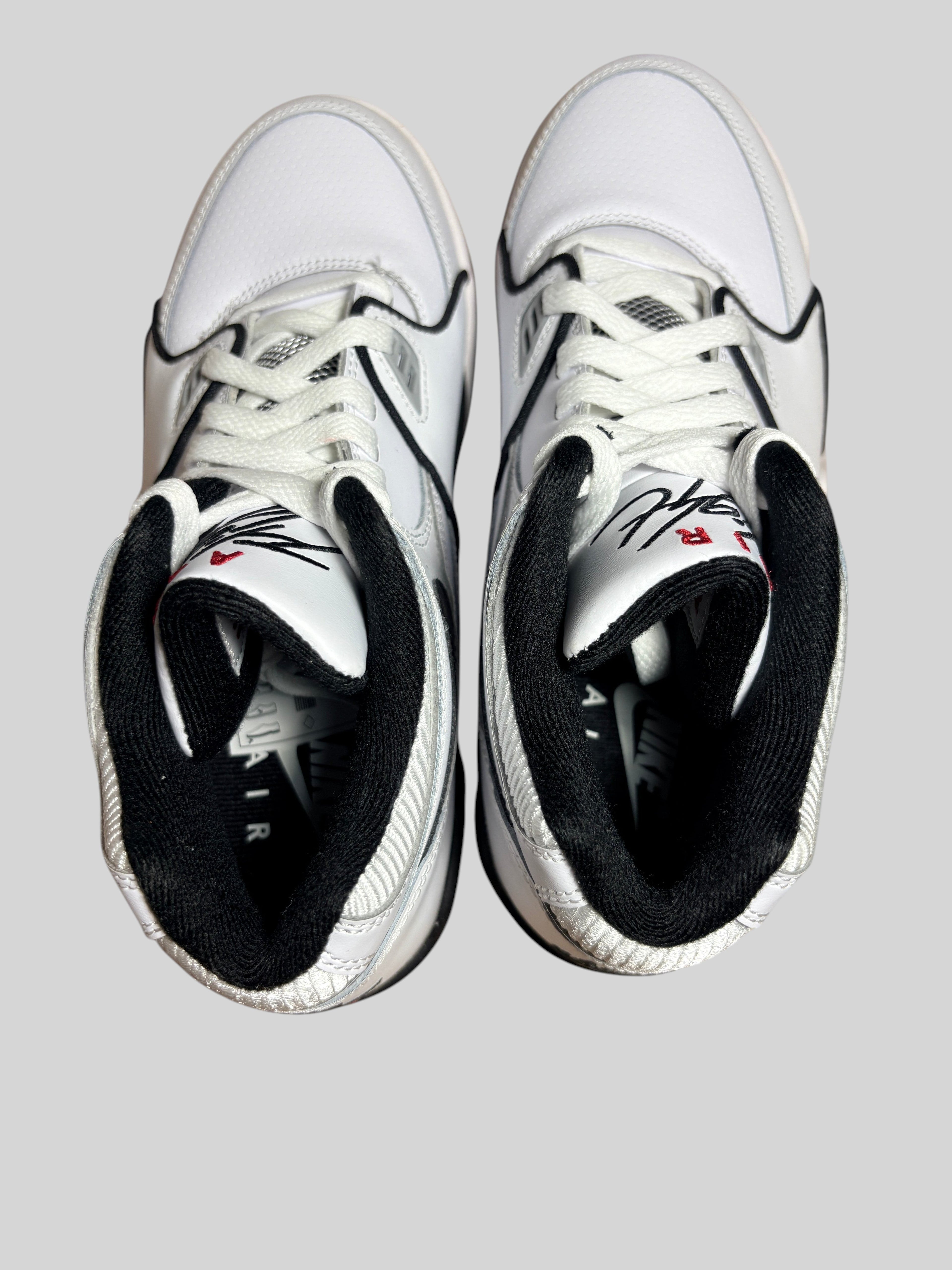 Vue de dessus des baskets FASHION SC Nike Air Flight 89 en cuir blanc avec détails gris loup et noirs