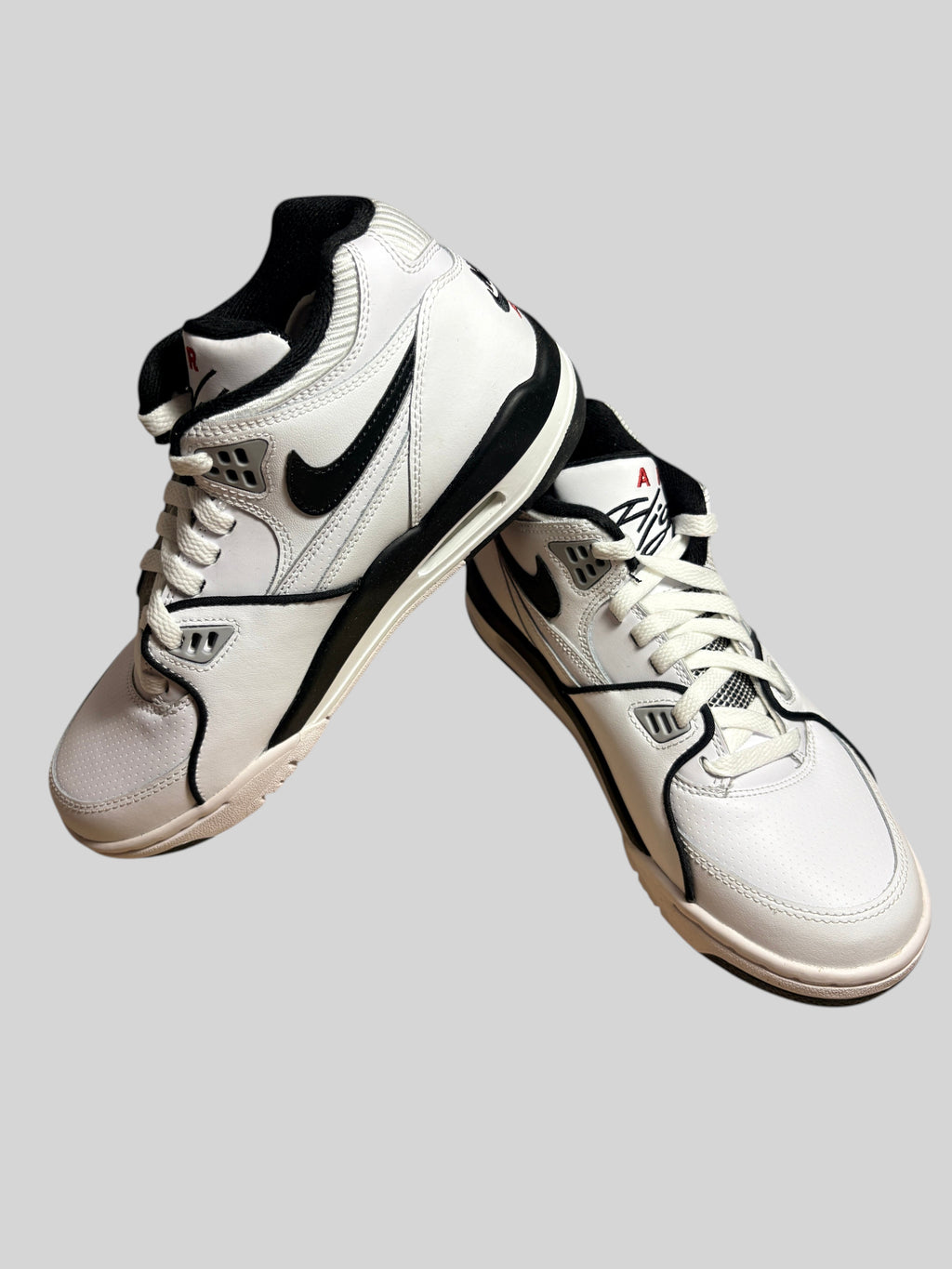 Baskets FASHION SC Nike Air Flight 89 GS en cuir blanc avec détails gris loup et noirs, style basketball rétro.