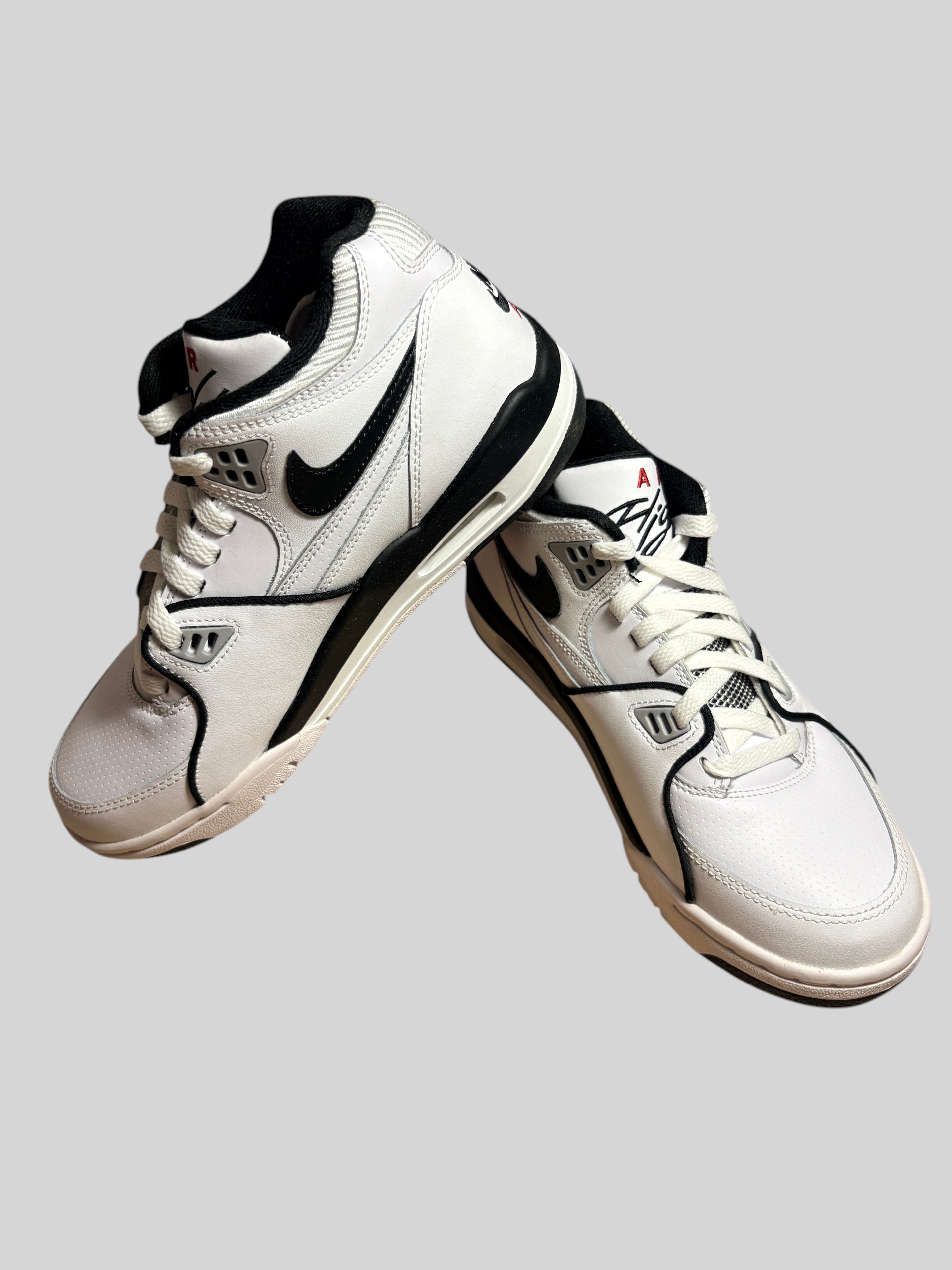 Baskets FASHION SC Nike Air Flight 89 GS en cuir blanc avec détails gris loup et noirs, style basketball rétro.