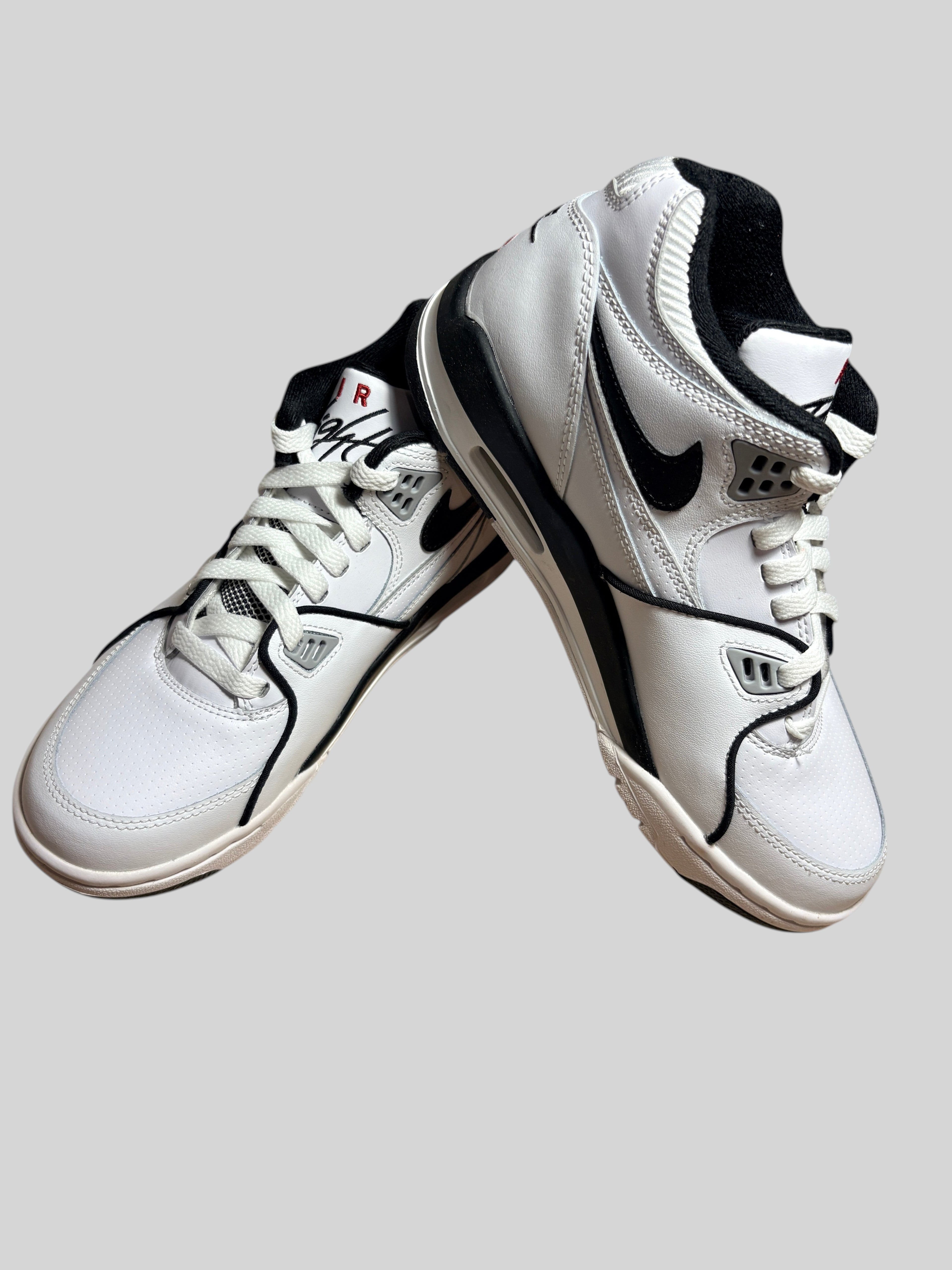 Baskets Nike Air Flight 89 GS FASHION SC en cuir blanc avec détails gris loup et noirs, style basketball rétro.
