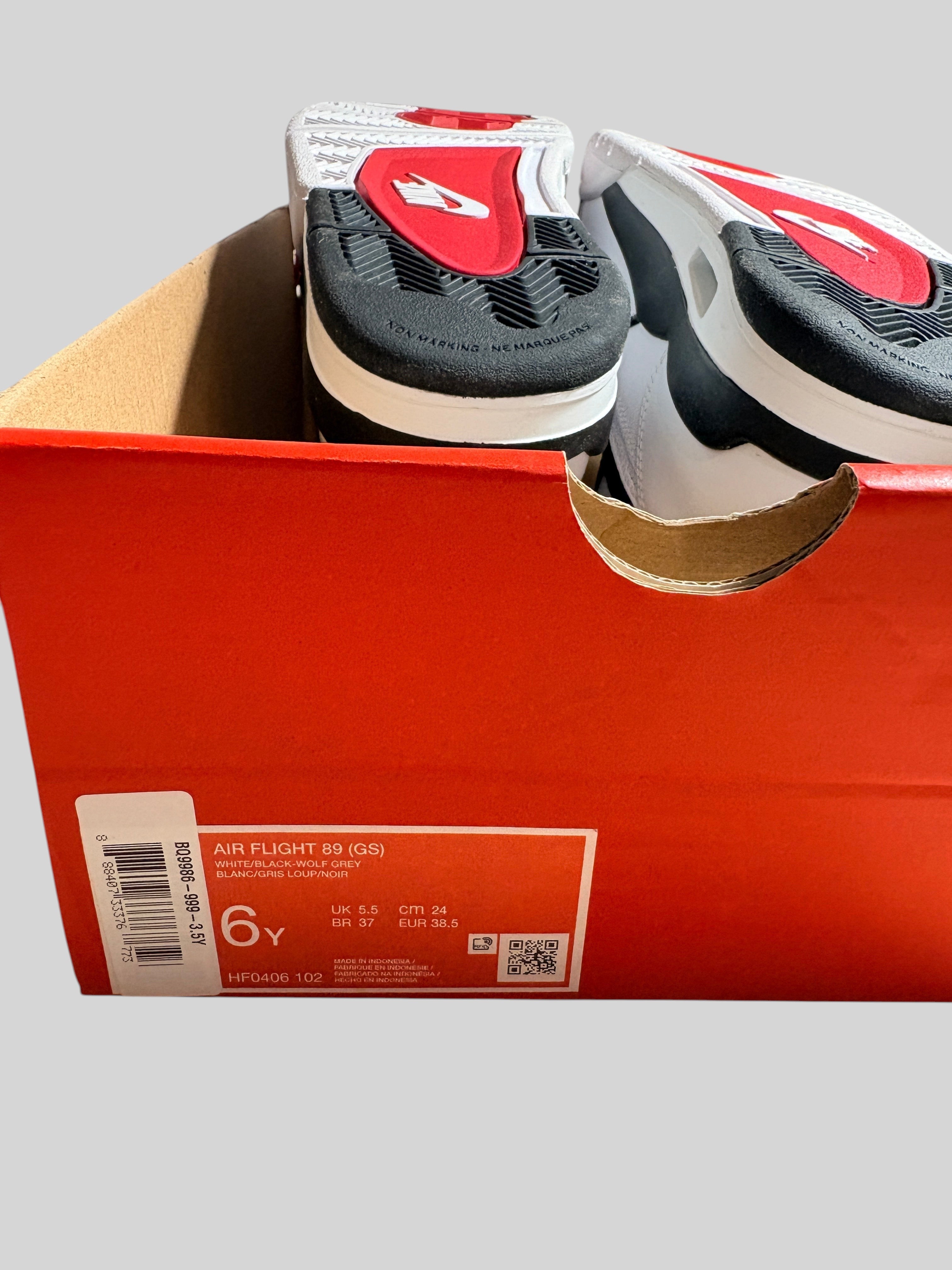 Boîte de chaussures FASHION SC avec Nike Air Flight 89 GS blanc gris et noir visible à l'intérieur